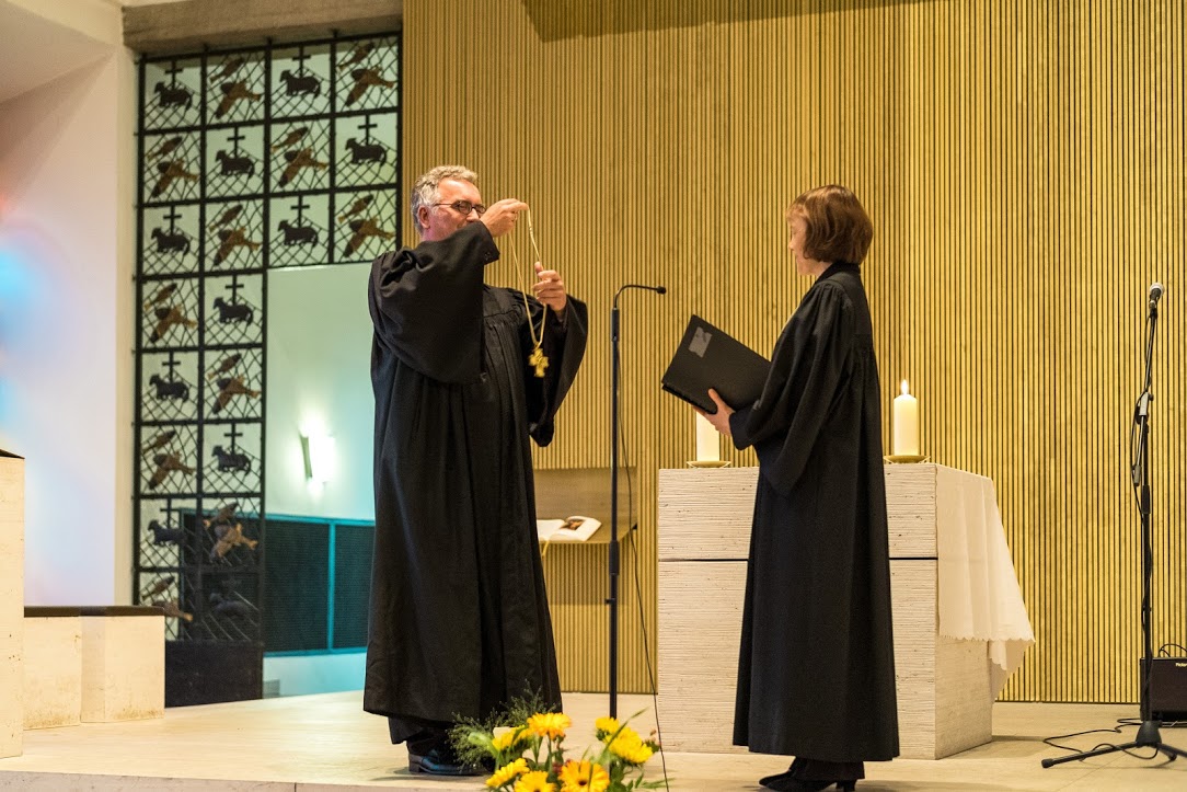 22. Juli 2020, Berlin, St. Louis-Kirche: Sigurd Rink übergibt das Amtskreuz des Militärbischofs an Präses Annette Kurschus, die in ihrer Funktion als Stellvertretende Ratsvorsitzender der EKD die Verabschiedung vornahm.