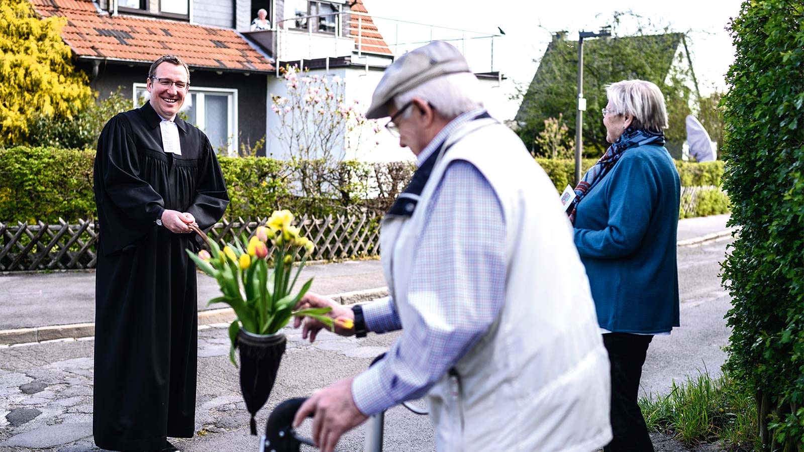 Pfarrer Johannes Ruschke von der evangelischen Kirchengemeinde Dortmund-Asseln zog am Ostersonntag durch die Gemeinde und verteilte mit Sicherheitsabstand Blumen.