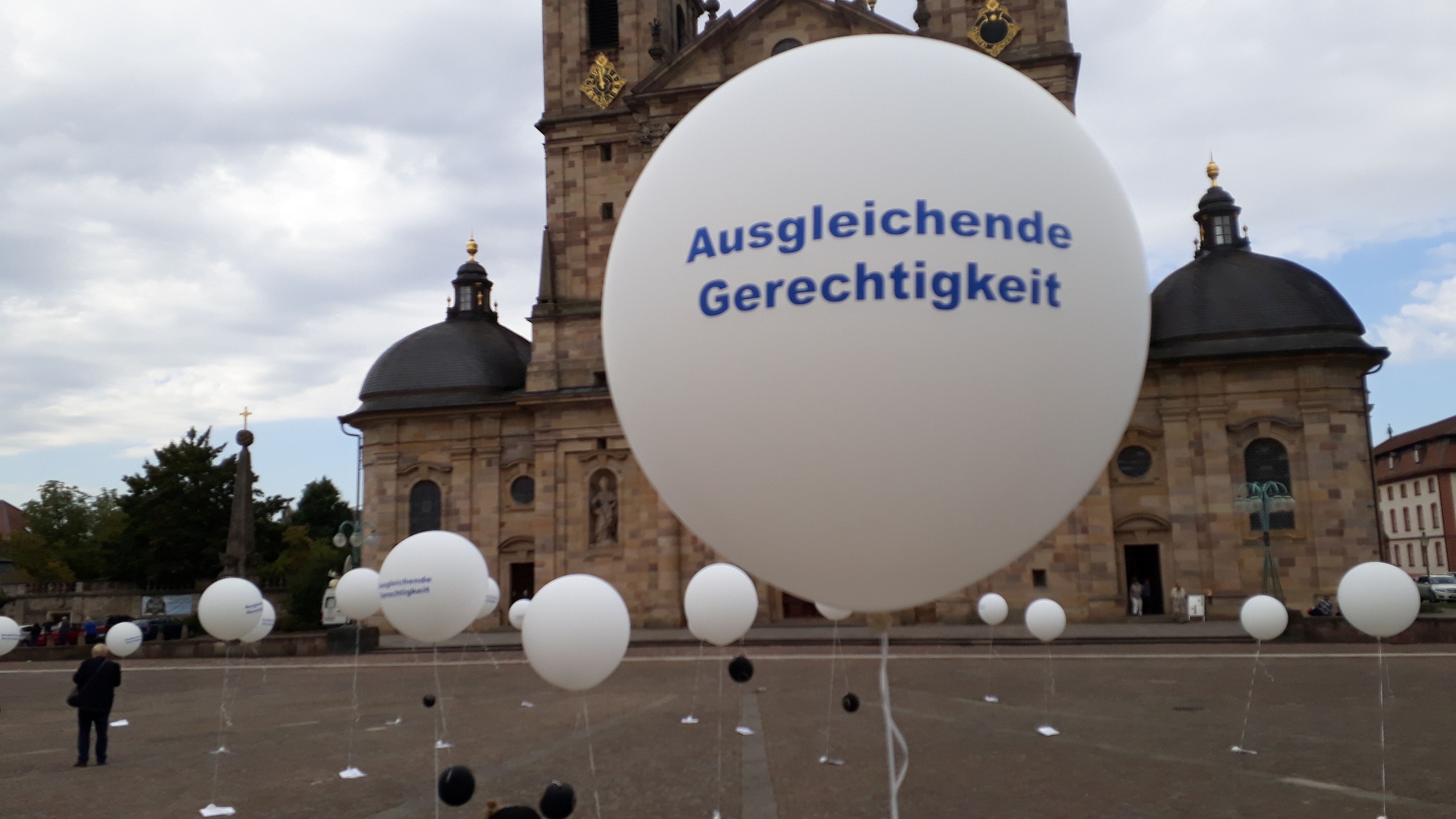 Die Organisation „Eckiger Tisch“ erinnerte mit Heliumballons auf den Domplatz an die Opfer sexueller Gewalt. 
