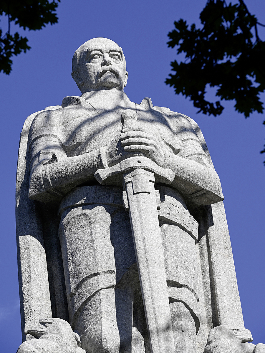 Hamburger Kaufleute erreichten mit massiver Lobbyarbeit, dass Reichskanzler Bismarck seine zunächst ablehnende Haltung gegenüber Kolonien aufgab. Zum Dank stifteten sie ihm ein großes Denkmal über dem Hafen, um dessen Renovierung die Stadt aktuell streitet.