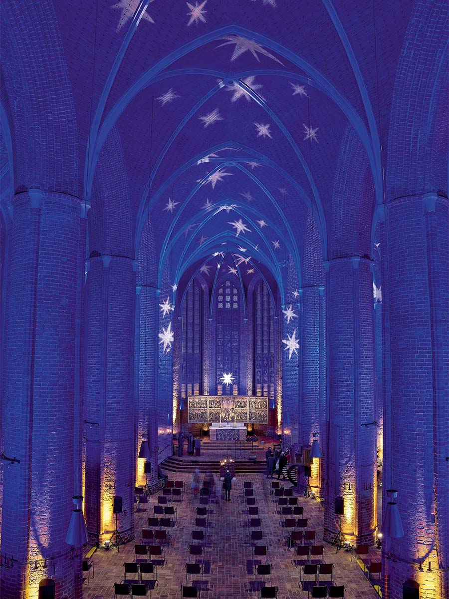 Advent 2020 in der Marktkirche Hannover (links). Illuminierte Christuskirche in Kutenhausen/Minden an Heiligabend