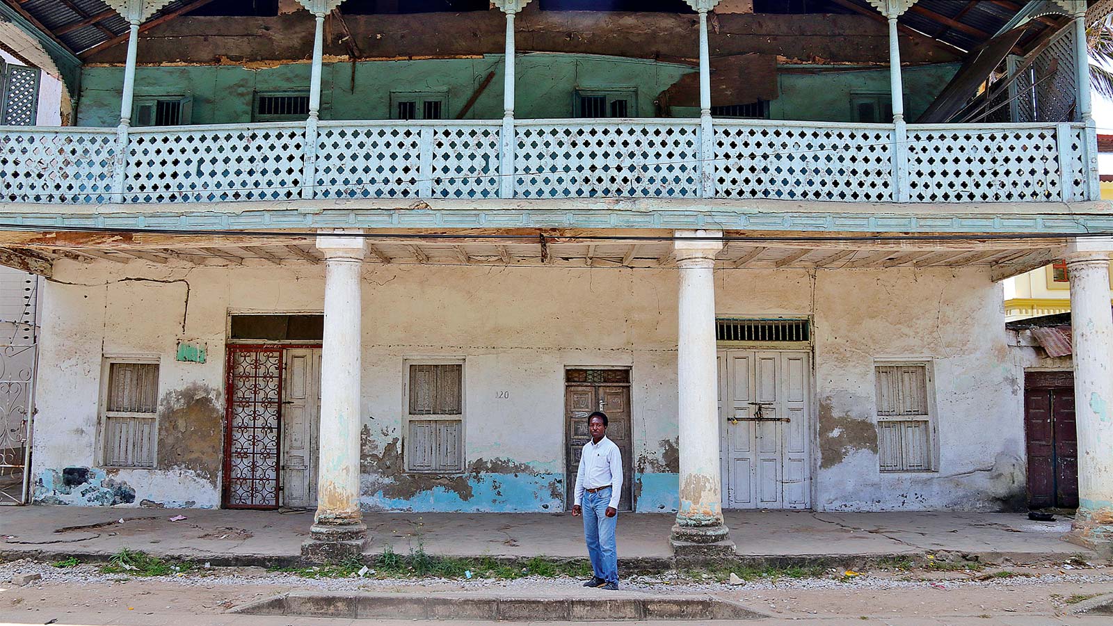 Joel Niganile vor einem Haus aus der Kolonialzeit. Er will die historische Substanz in Tanga bewahren.