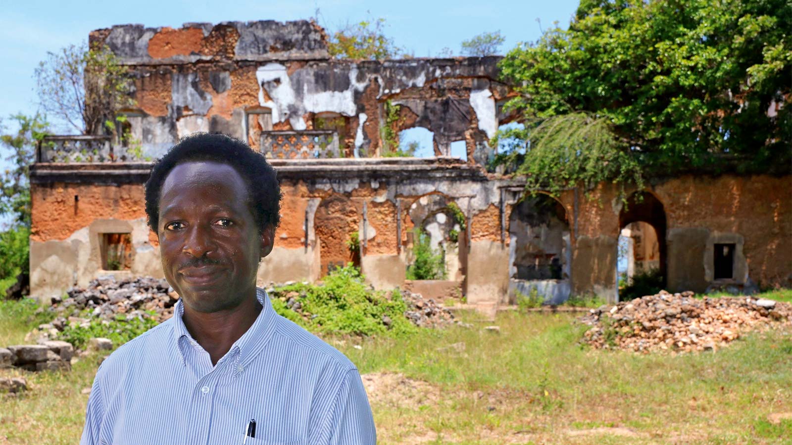 Joel Niganile ist Direktor des „Urithi“ Museums in Tanga, das im ehemaligen Kaiserlichen Bezirksamt untergebracht ist.