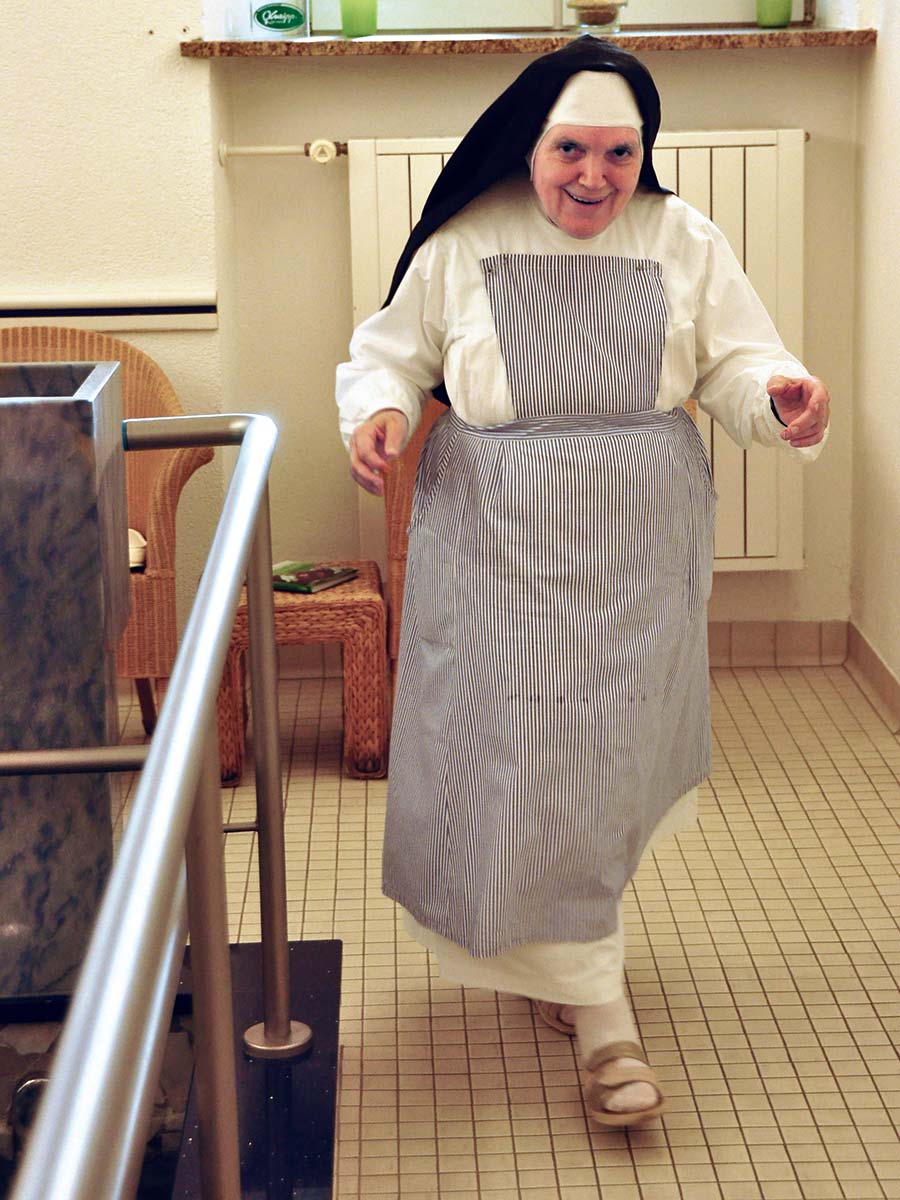 Schwester Johanna ist auch mit 84 Jahren immer noch die gute Seele der Badeabteilung.
