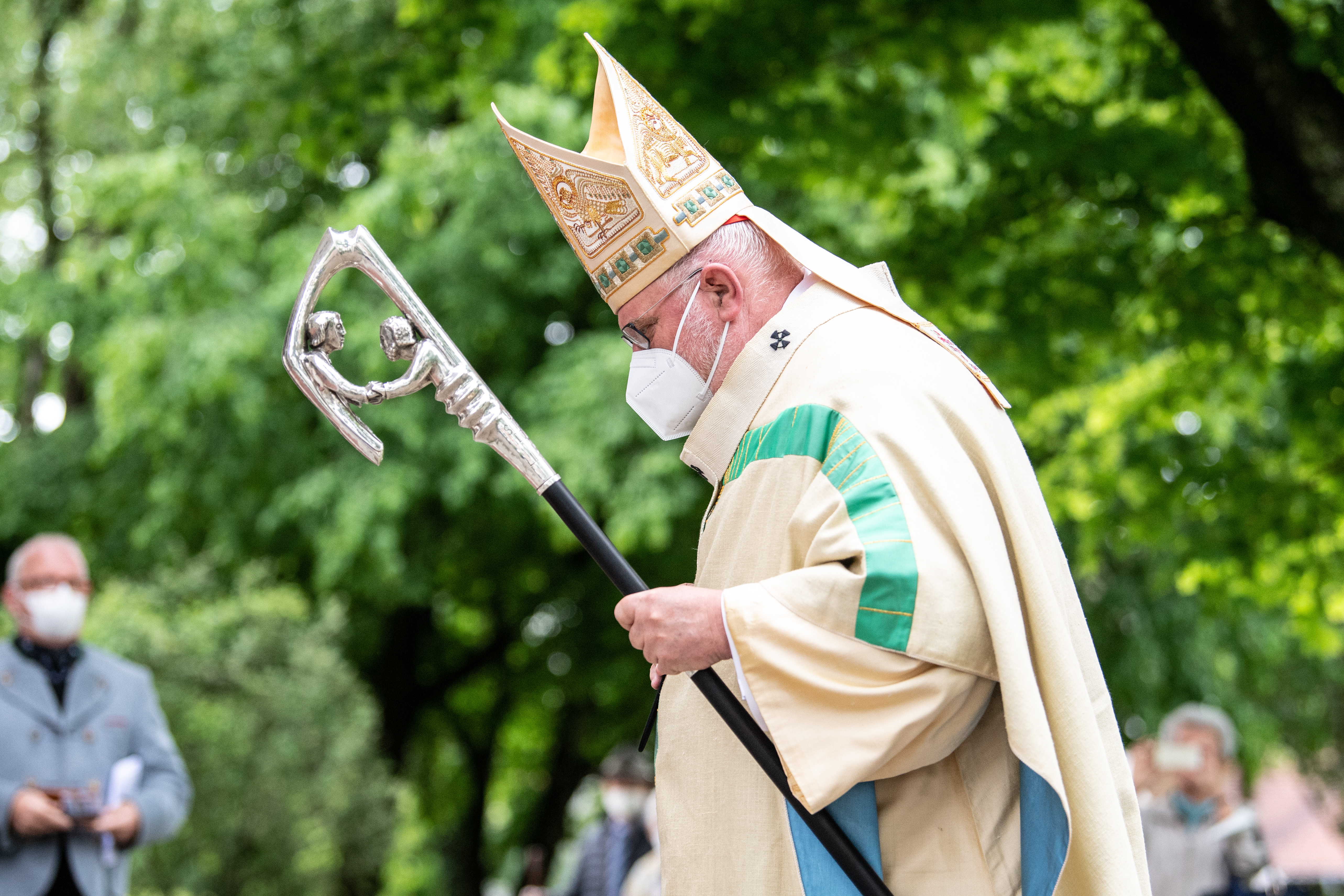 Reinhard Kardinal Marx beim Einzug in einen Gottesdienst in der Pfarrkirche St. Konrad am 6. Juni 2021.