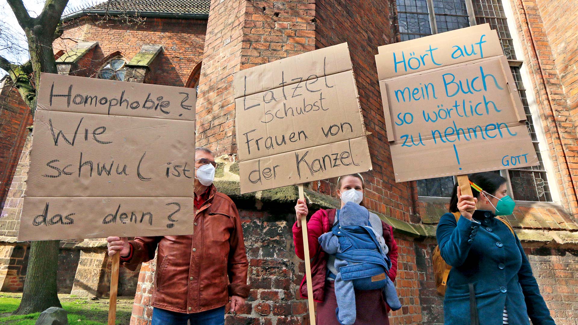 Demonstranten gegen das Ende der Dienstenthebung von Pastor Olaf Latzel vor der St.-Martini-Kirche in Bremen am 18. April.