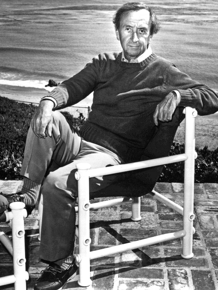 Brian Moore (1921 – 1999) auf der Veranda seines Hauses in Malibu/Kalifornien.