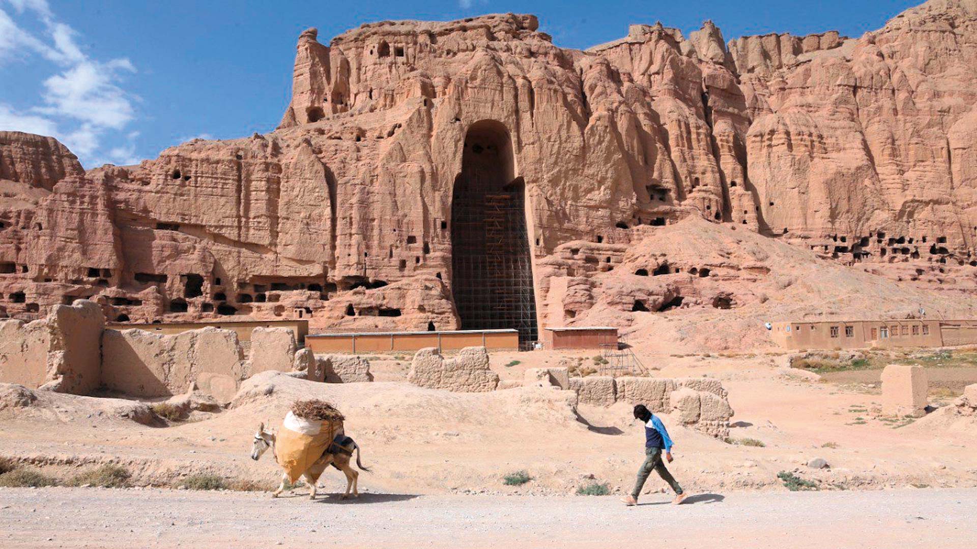 Im Bamiyan-Tal in Zentral- Afghanistan befanden sich zwei 55 und 38 Meter hohe Buddha- Statuen, die 2001 von den Taliban zerstört wurden.