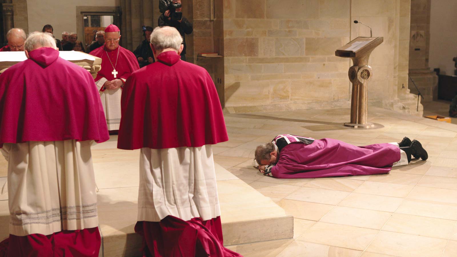 Nach Berichten über den Skandal um sexualisierte Gewalt legt Bischof Franz-Josef Bode am ersten Advent 2010 im Osnabrücker Dom ein Schuldbekenntnis ab.
