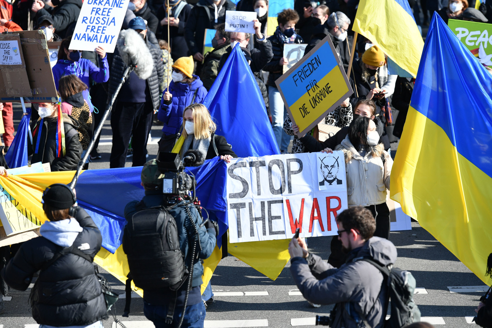 Einhundertausend Menschen haben am Sonntag (27.02.2022) in Berlin gegen den russischen Einmarsch in die Ukraine und für Frieden in Europa demonstriert. 