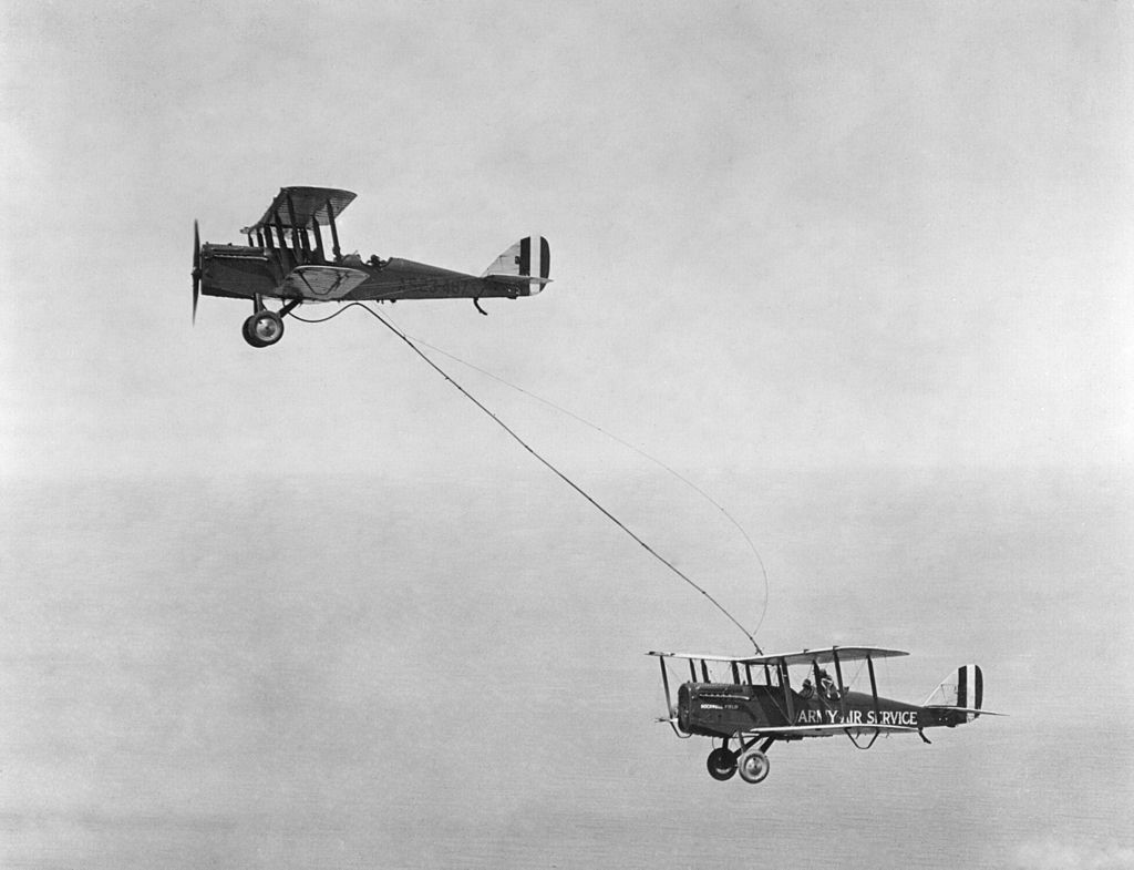 Capt. Lowell H. Smith und Lt. John P. Richter bei der ersten Luftbetankung am 27 Juni 1923. 