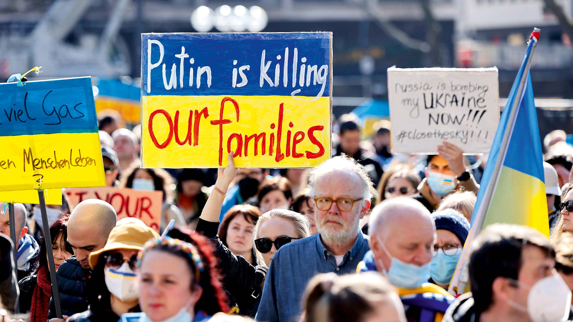 Demonstranten gegen den Krieg in der Ukraine auf dem Roncalliplatz in Köln am 13. März 2022.