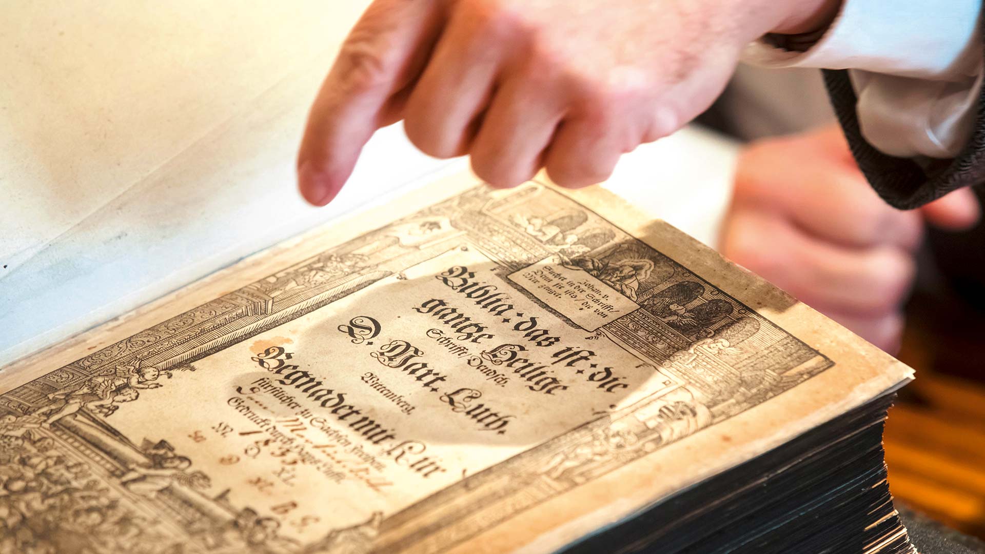 Die fast fünfhundert Jahre alte Lutherbibel im Augustinerkloster Erfurt wurde 1540 gedruckt und 2017 restauriert.