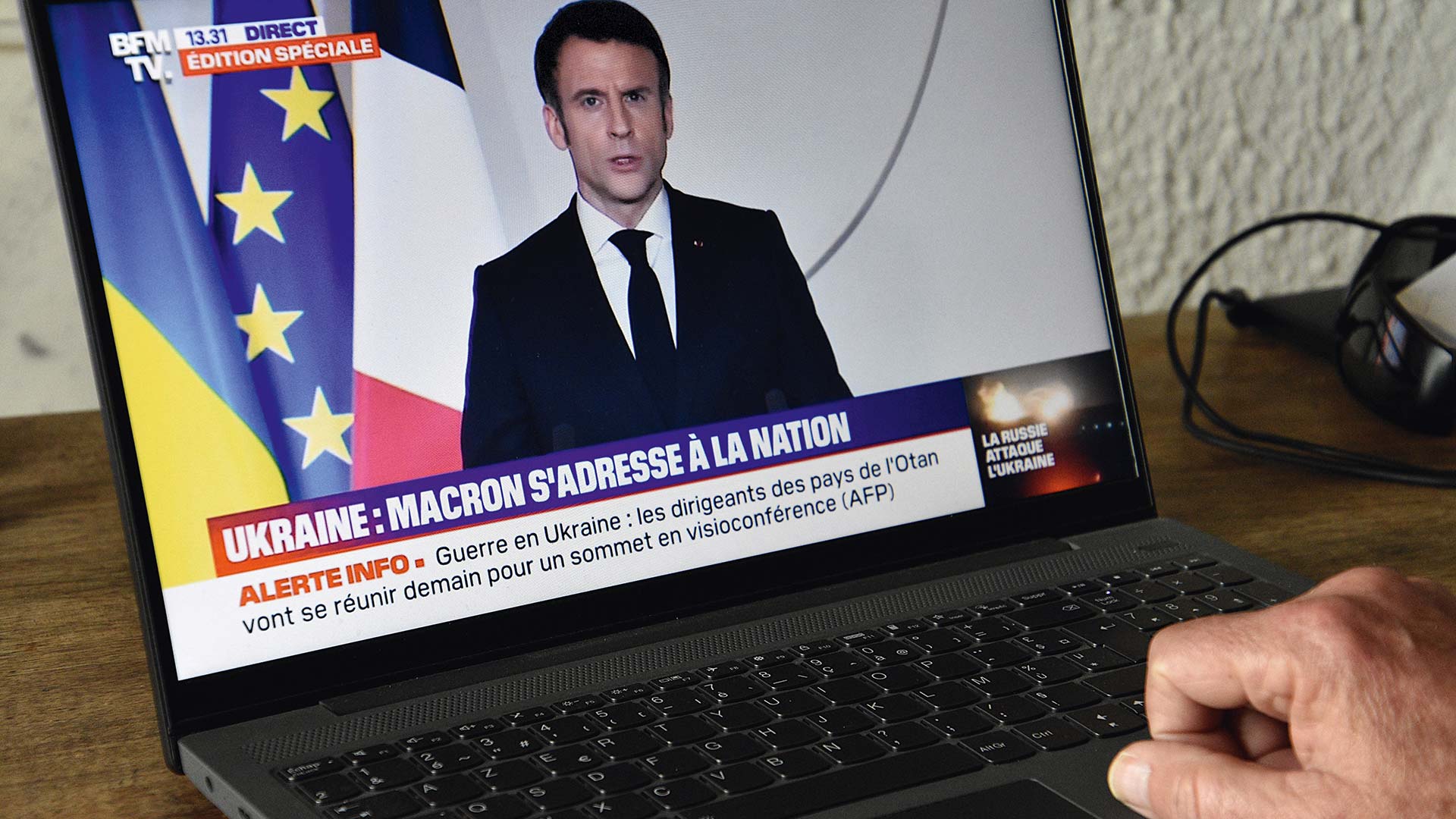 Zeitenwende: Der französische Präsident Emmanuel Macron richtet sich am Tag des Kriegsbeginns am 24. Februar 2022 in einer Fernsehansprache an sein Volk.