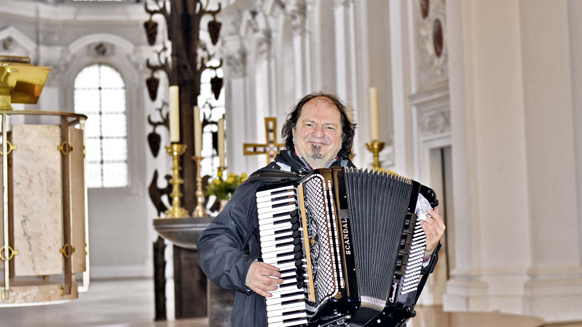 Auch musikalisch überwindet die Gottesdienstreihe traditionelle Grenzen. An diesem Tag ist Peter Horcher auf dem Klavier und mit dem Akkordeon im Einsatz.