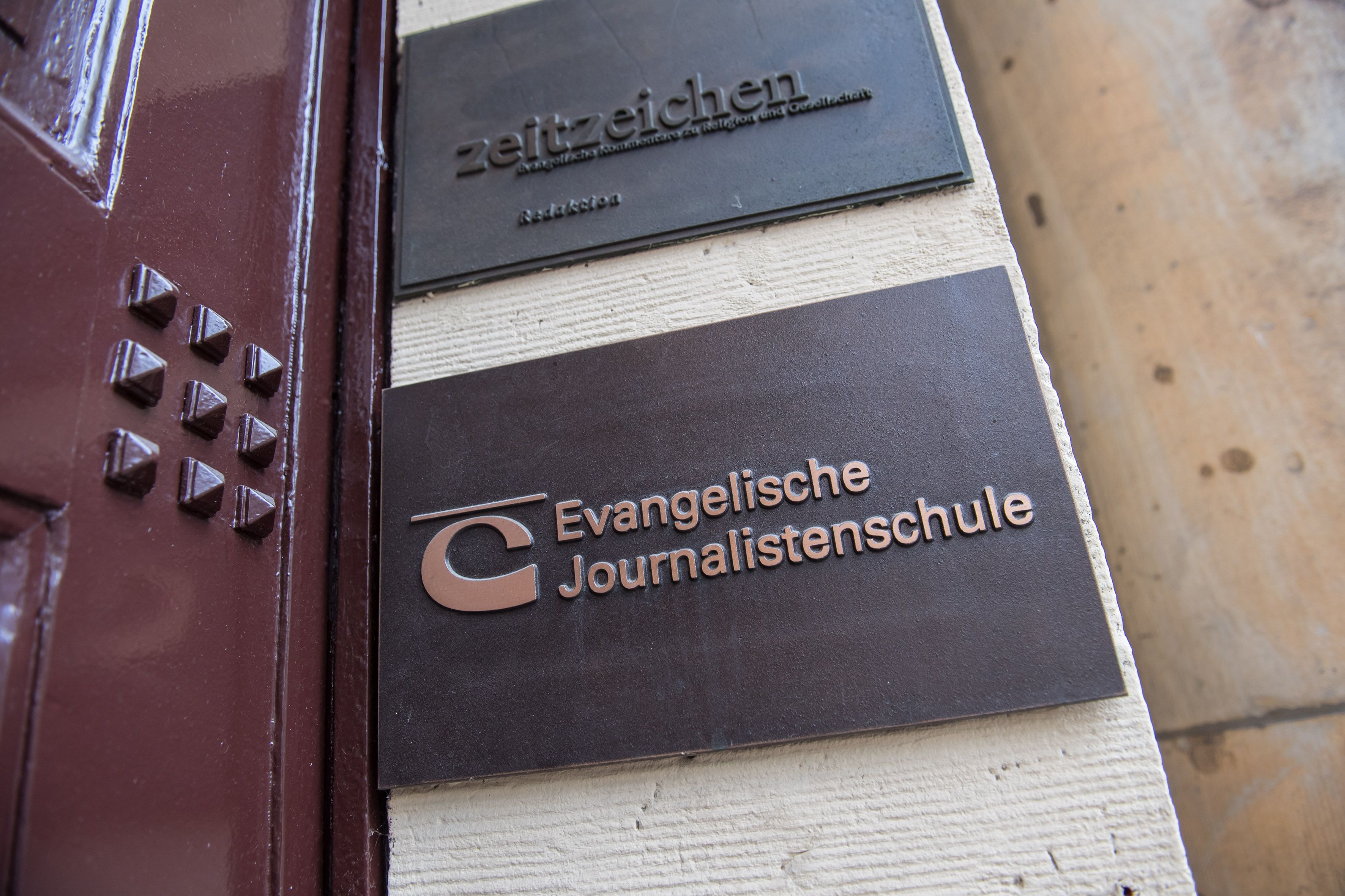 Berlin, Jebensstraße 3, direkt hinterm Bahnhof Zoo. Hier residiert seit 1995 die Evangelische Journalistenschule (EJS) und seit 2000 auch die Redaktion von zeitzeichen.