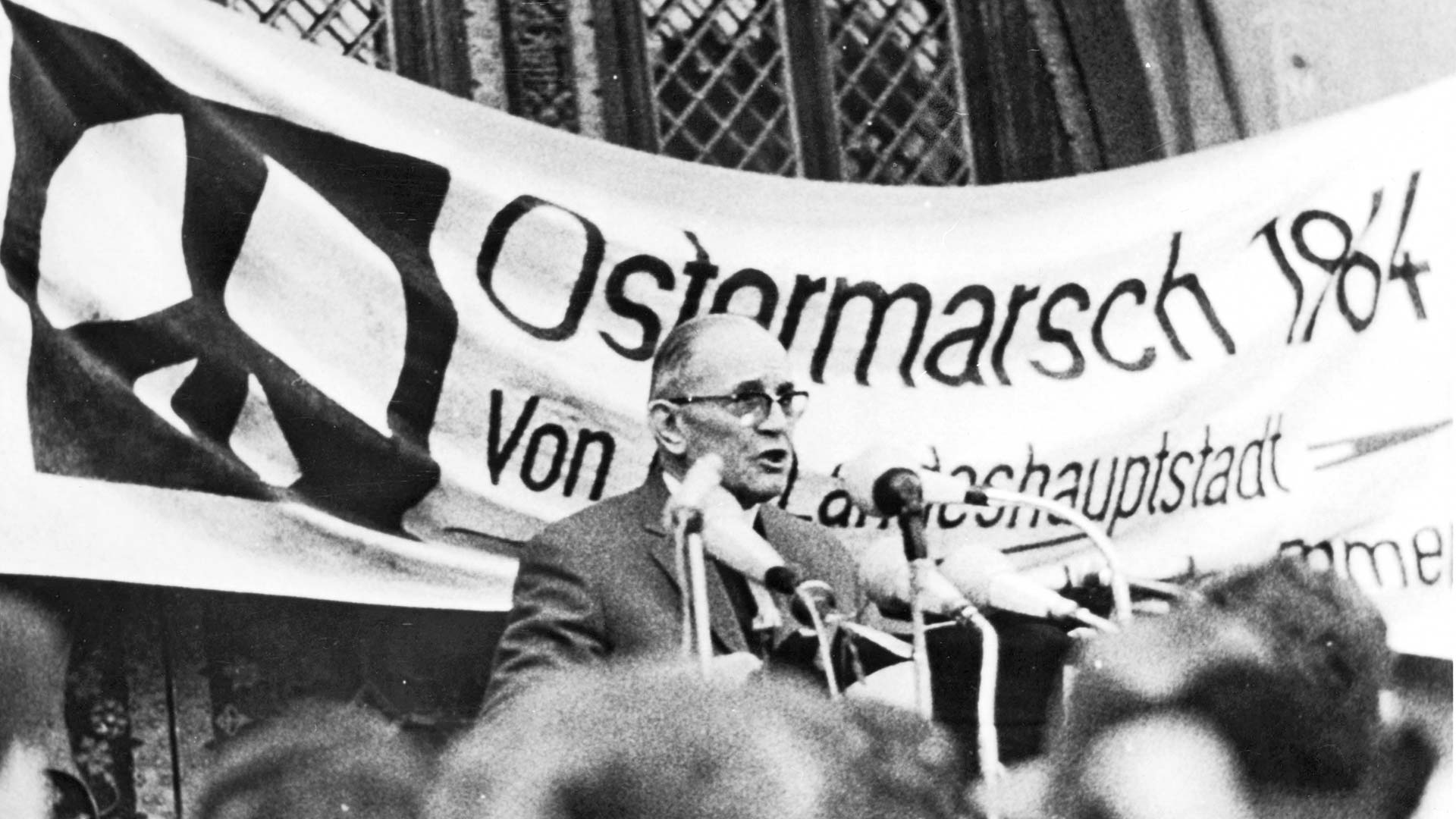 Der evangelische Theologe Martin Niemöller (1892 – 1984) bei einer Kundgebung gegen Atomwaffen auf dem Frankfurter Römerberg beim Ostermarsch 1964.