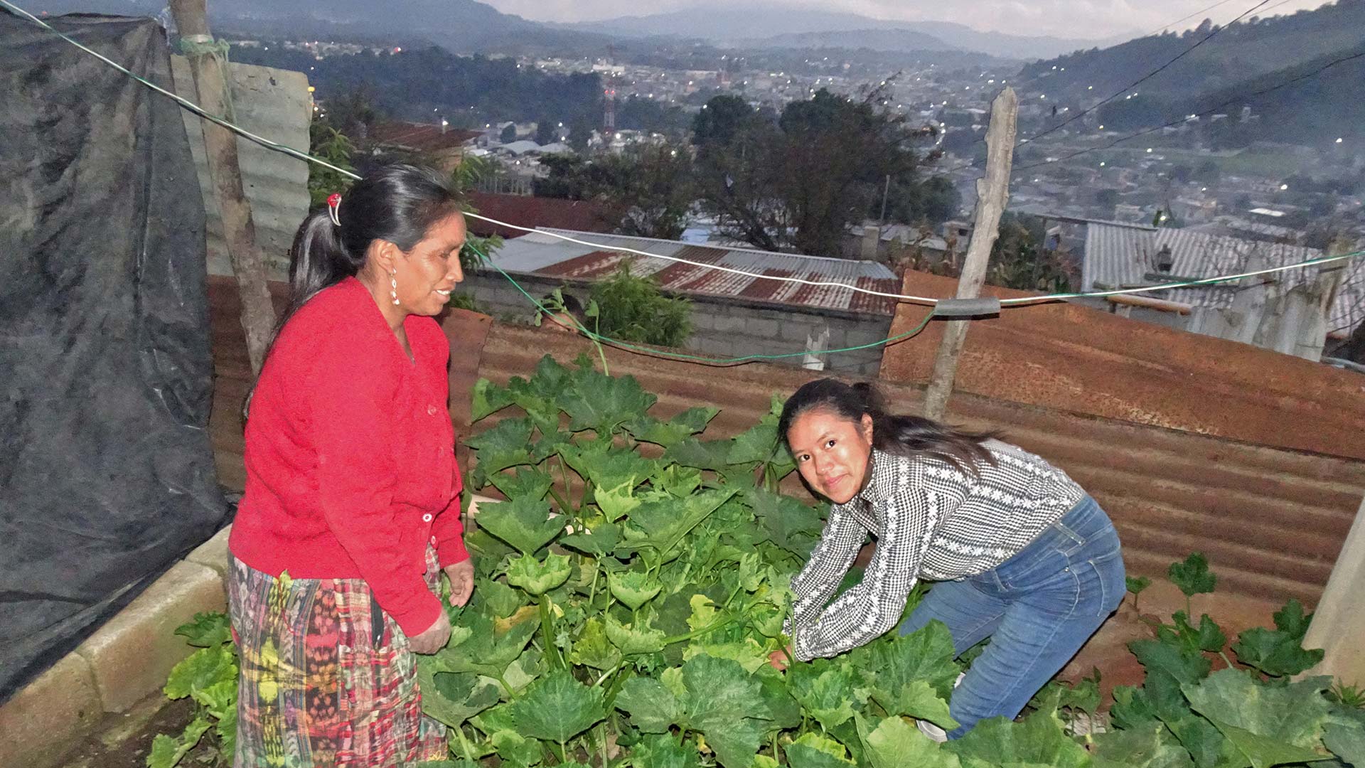 Hilfe bekommt sie von Noemi de Castañeda (rechts) aus der Kirchengemeinde, die ein Gartenprojekt für die Armen ins Leben rief.