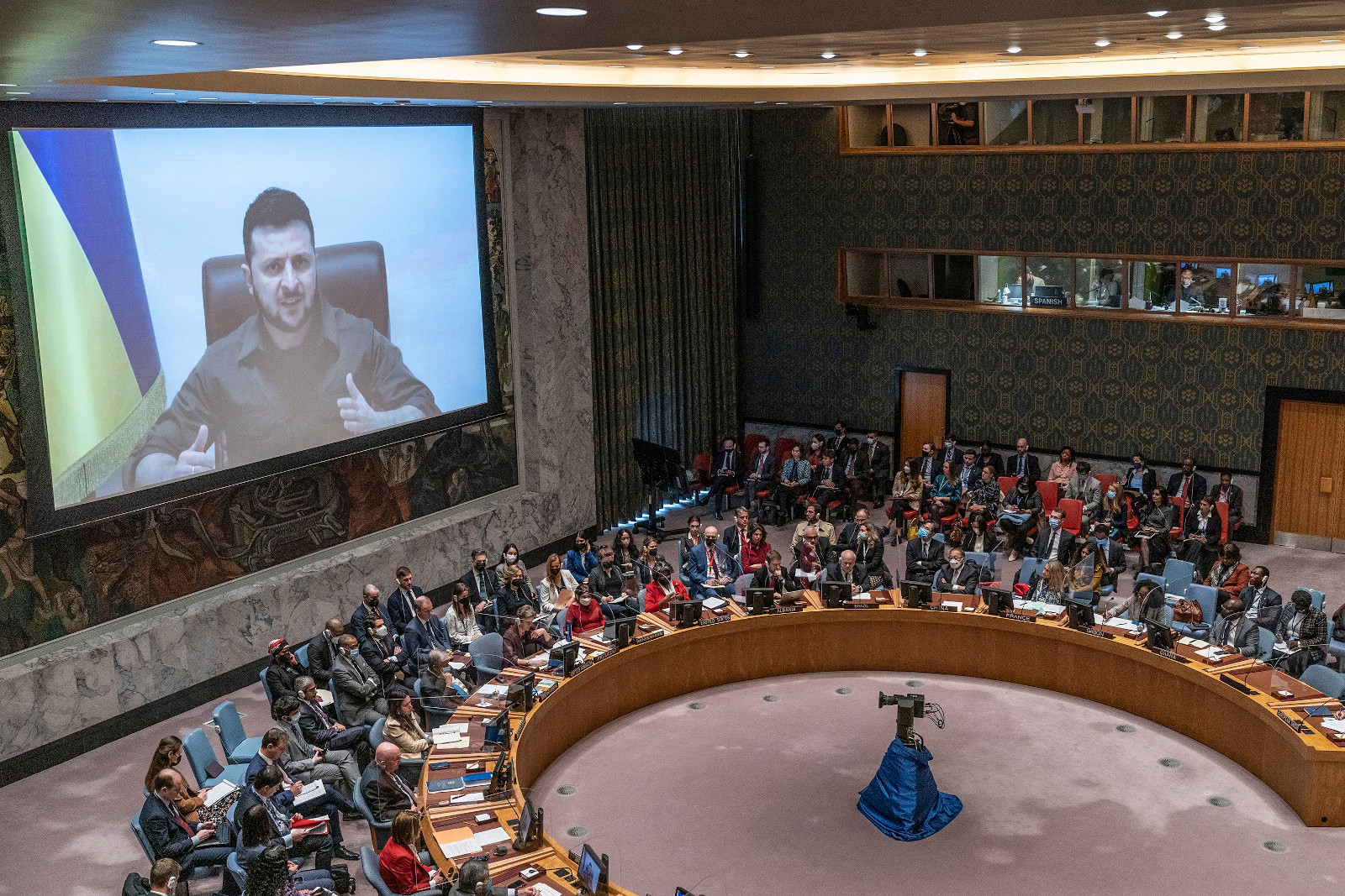 Sitzung des UN-Sicherheitsrates zur Erörterung von Kriegsverbrechen in der Ukraine am 5. April 2022. Zugeschaltet ist der ukrainische Präsident Volodymyr Zelensky.