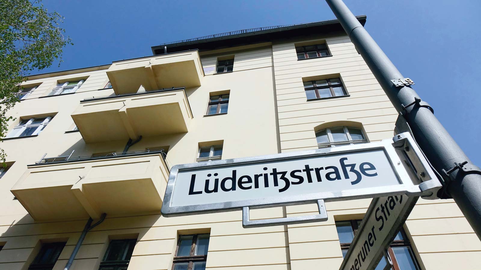 Klagen verzögern ihre Umbenennung: Die nach dem Kolonialkaufmann Adolf Lüderitz (1834–1886) benannte Straße im Berliner Stadtteil Wedding