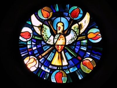 Friedenstaube im Kirchenfenster