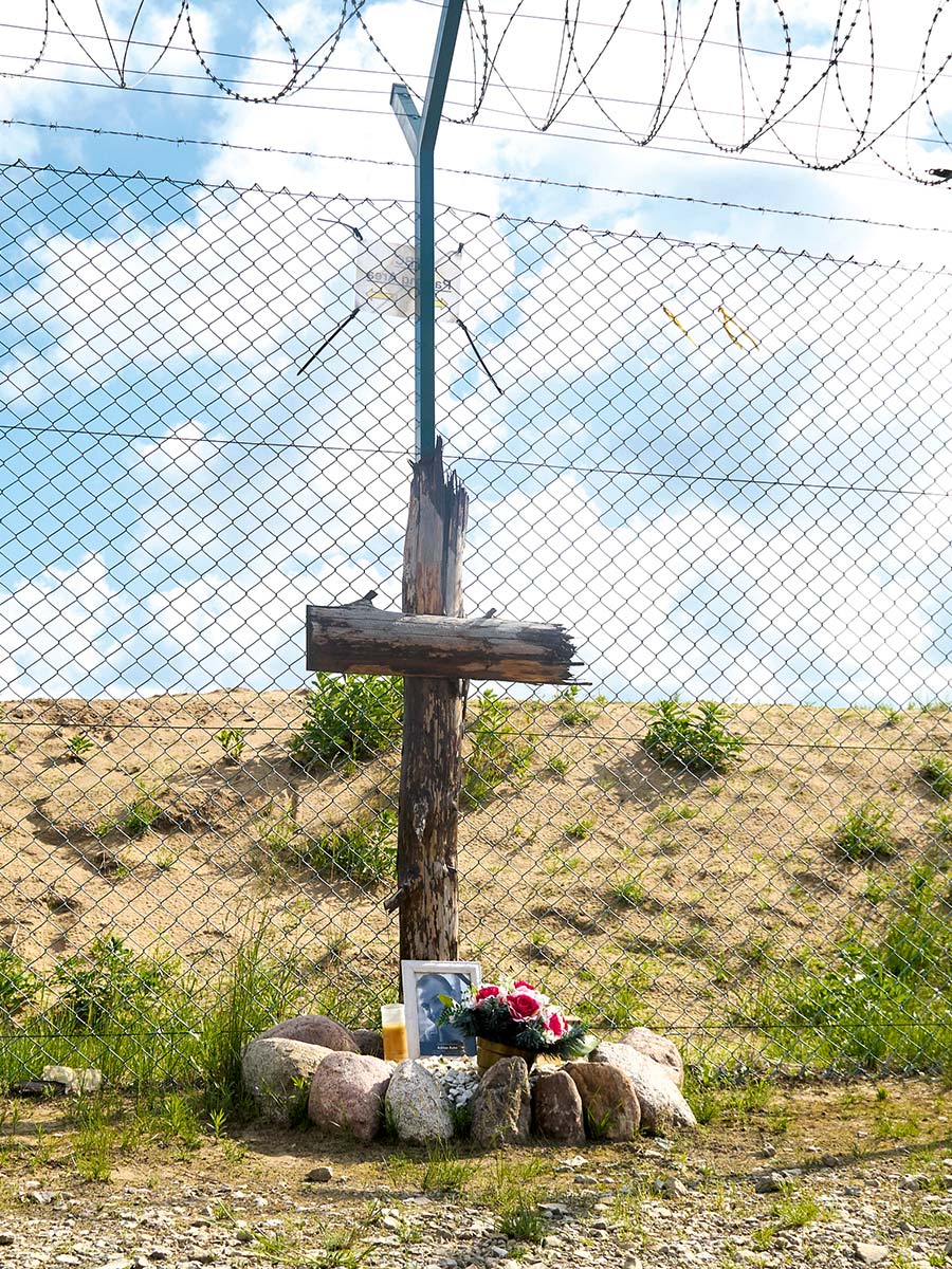 Links eine Gedenkstätte des nahen Camps. Hier wird an Adrian Rohn gedacht. Der 34-jährige Oberstabsgefreite kam bei einem Manöverunfall 2018 ums Leben.