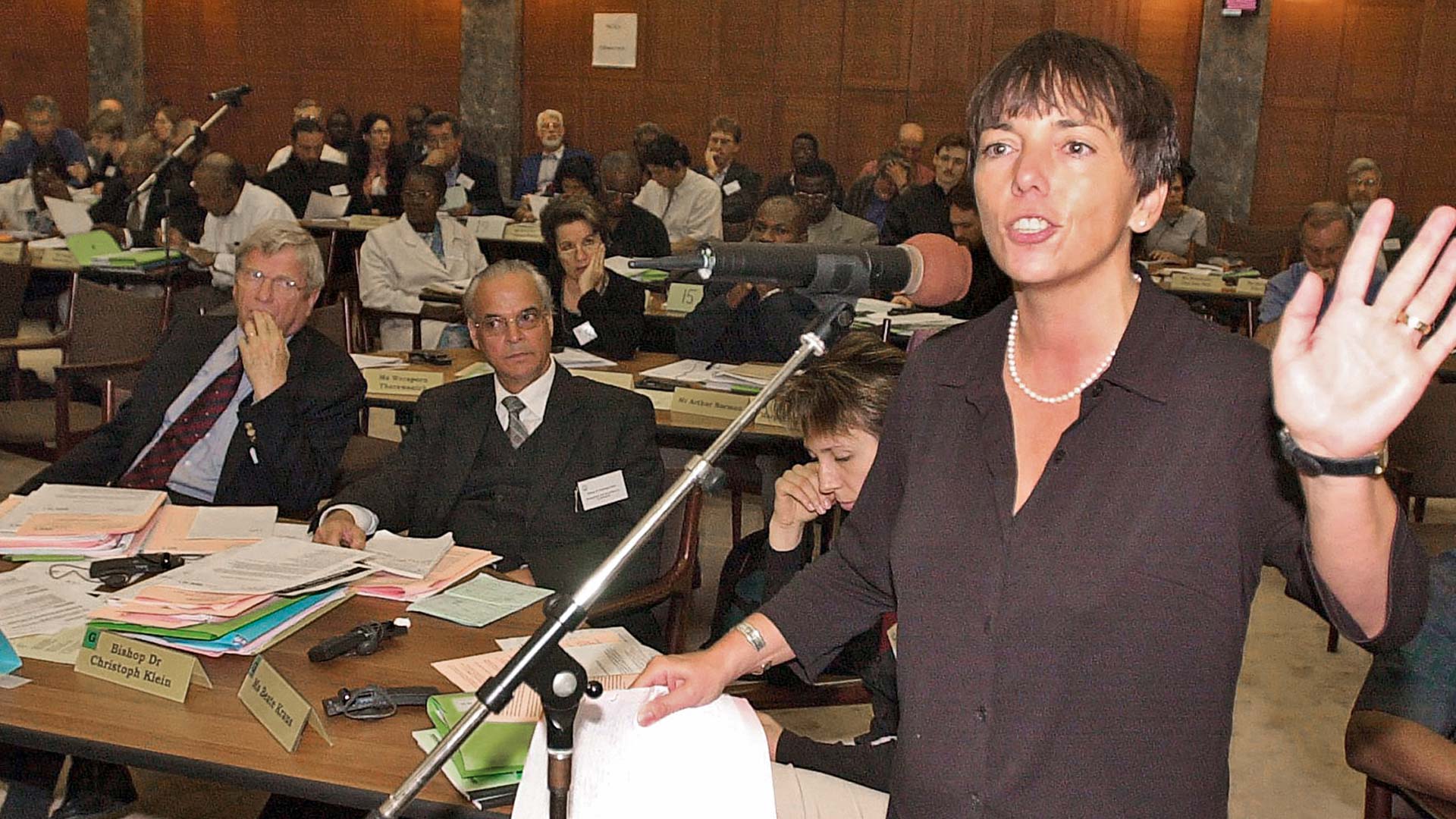 „So nicht!“ – Margot Käßmann bei ihrem letzten Auftritt im Zentralausschuss des ÖRK am 29. August 2002 in Genf. Aus Protest gegen aus ihrer Sicht zu weit gehende Zugeständnisse an die orthodoxen Mitgliedskirchen verließ sie damals nach fast 20 Jahren Mitgliedschaft das Gremium.