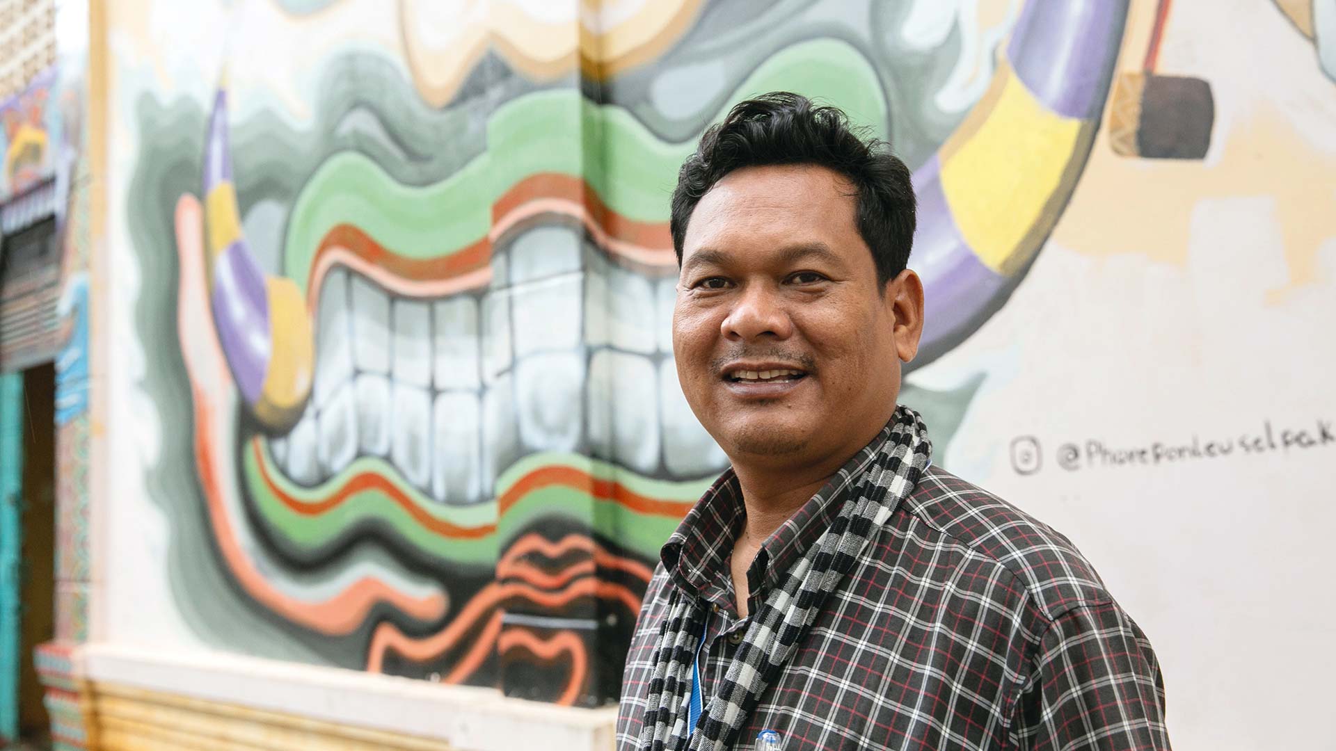 Khuon Det lebte als Jugendlicher in einem Flüchtlingslager. Eine Begegnung mit Künstlern änderte sein Leben. Später gründete er mit anderen die Schule „Phare Ponleu Salpak“, was übersetzt „Licht der Künste“ bedeutet.
