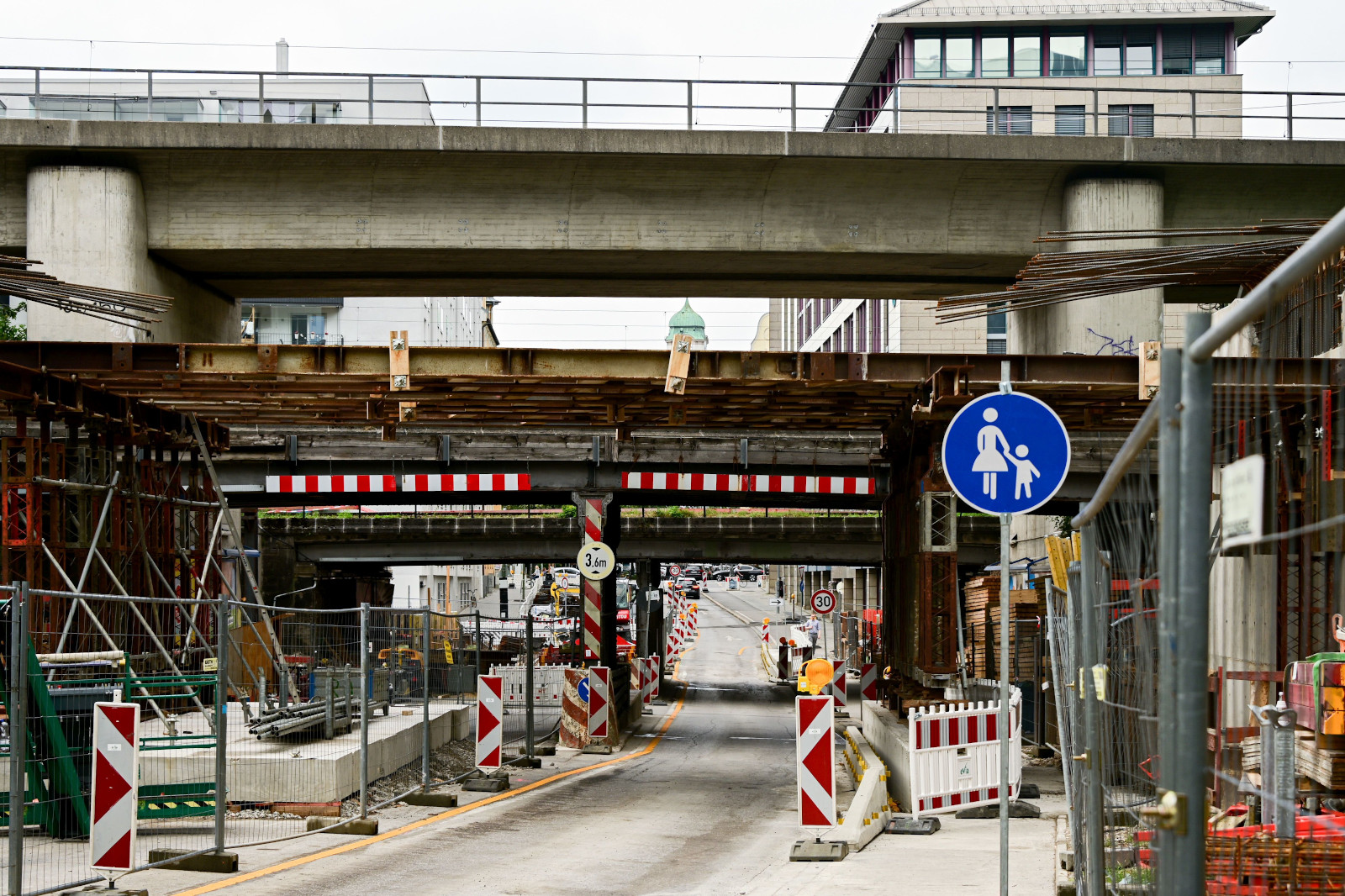 Brückenbauarbeiten an der Eisenbahnunterführung in München-Haidhausen (6.August 2022)