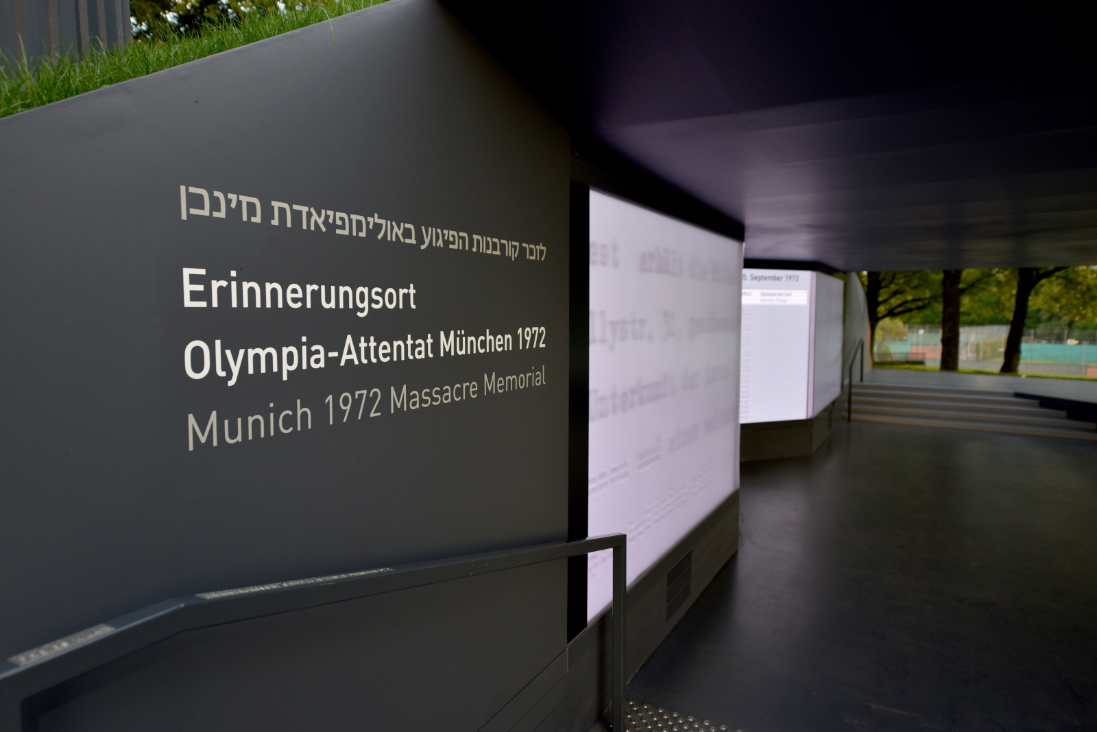 Die Gedenkstätte für die Opfer des Olympia-Attentates von 1972 wurde 1999 vom Bildhauer Hannes L. Götz im Auftrag des Landkreises Fürstenfeldbruck geschaffen.