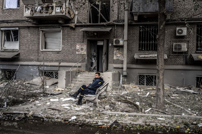 Ein Feuerwehrmann vor einem zerstörten Gebäude nach russischen Raketenangriffen auf Zaporizhzhia am 10. Oktober 2022.