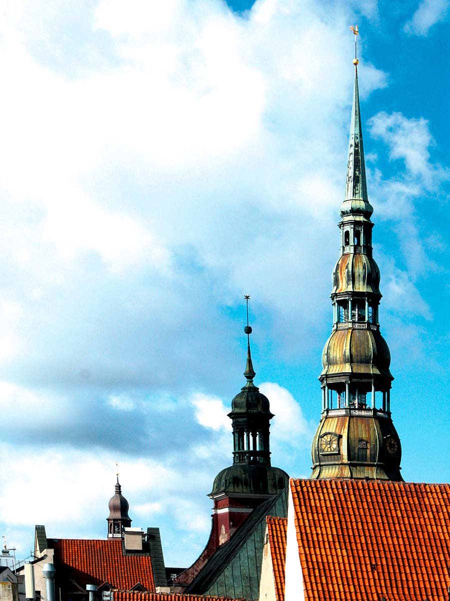 Ein Blick über die Dächer der Altstadt von Riga – immer noch geprägt von prächtigen Kirchen.