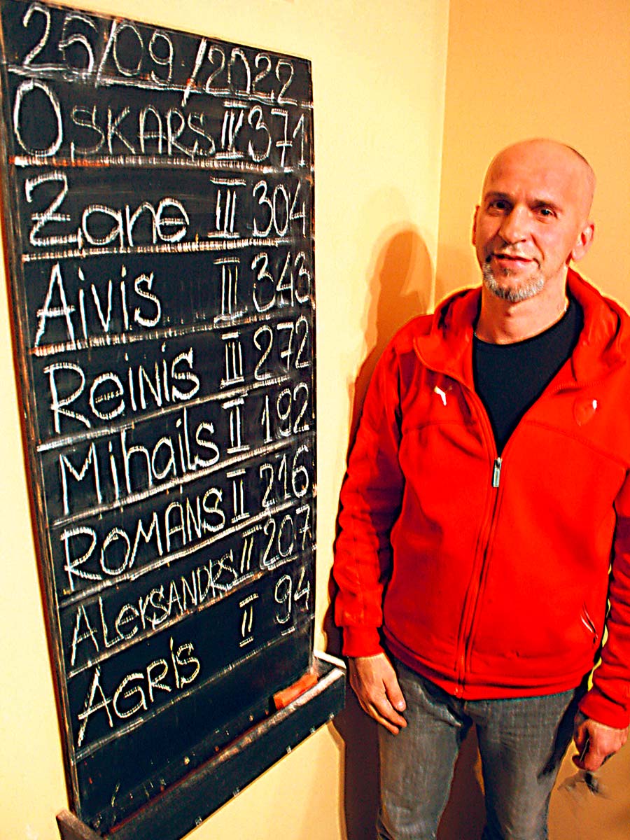 Im Rigaer „Bethlehemhaus“ steht Oskars stolz neben einer Tafel in der Wohnküche, die zeigt, wie viele Tage er schon ohne Alkohol geschafft hat.