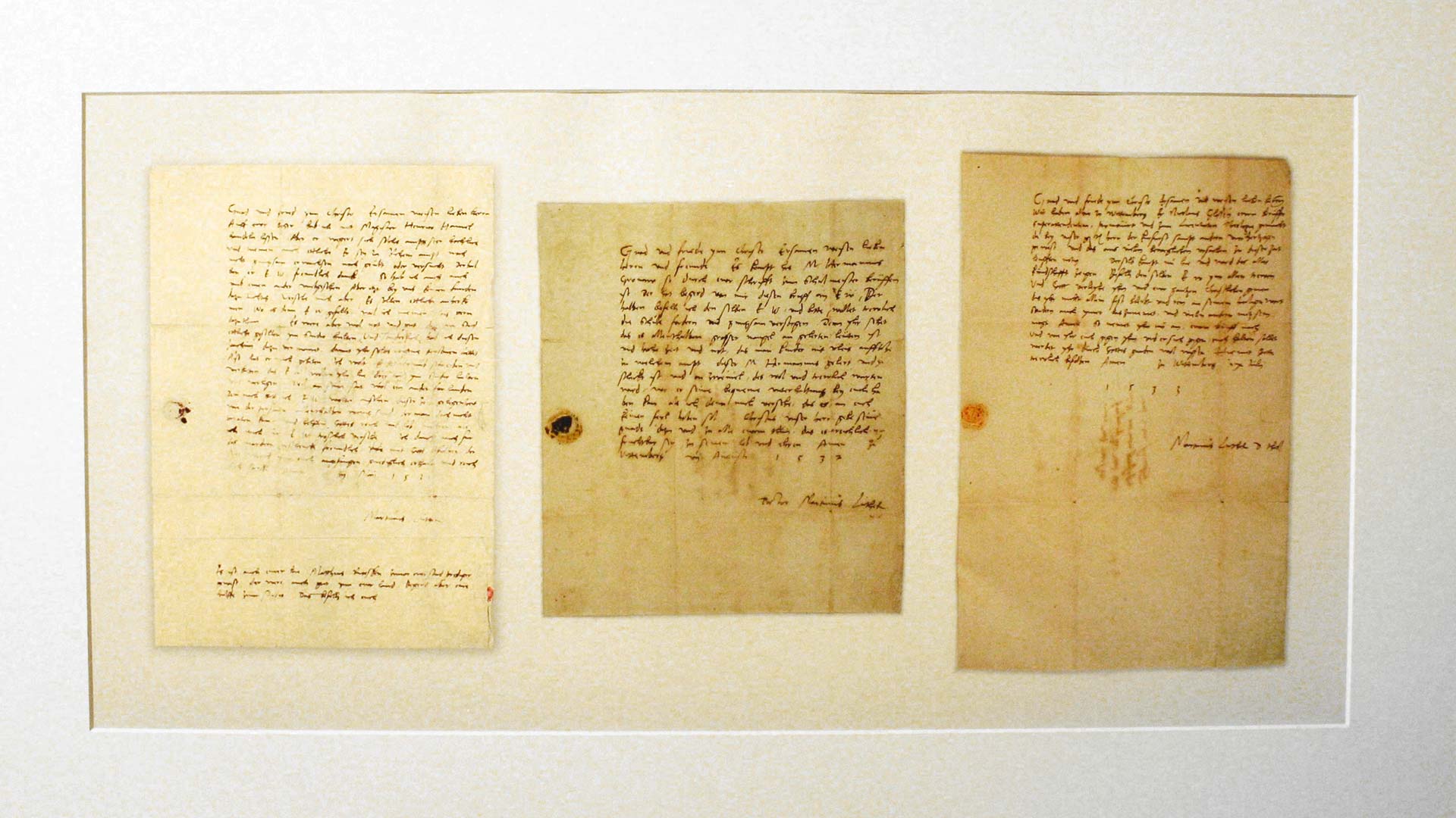 Eingerahmt die Kopien dreier Briefe Luthers an seine Glaubensbrüder im damaligen Reval.