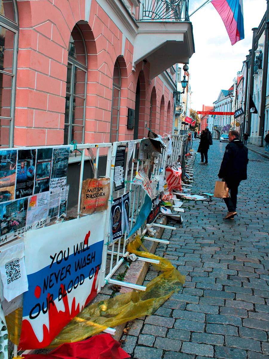 Vor der Russischen Botschaft in der Innenstadt von Tallinn klagen Dutzende Plakate Putins Krieg gegen die Ukraine an.