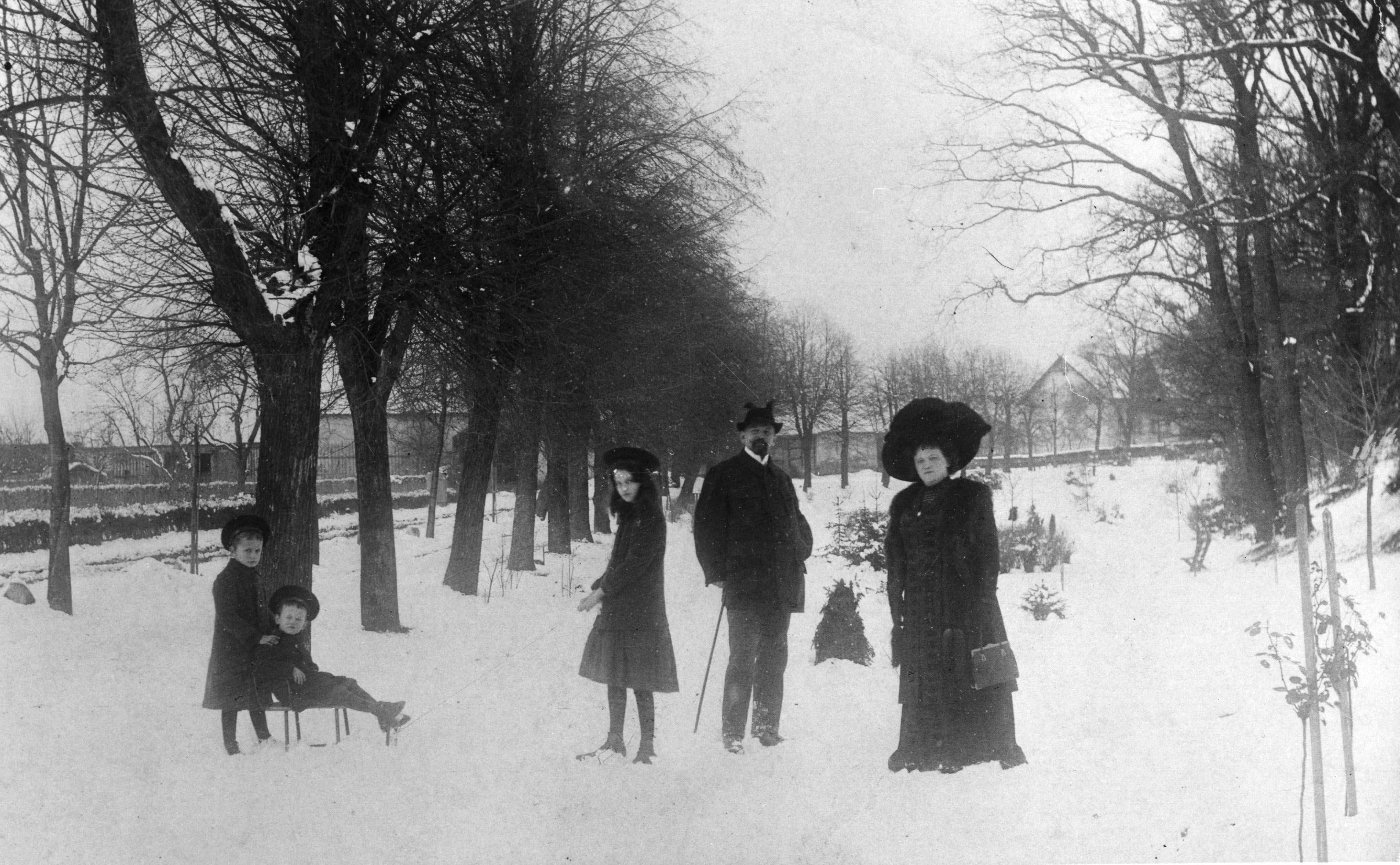 Familie Klepper beim Winterspaziergang im niederschlesischen Beuthen, um 1910. Ganz links: Jochen Klepper 