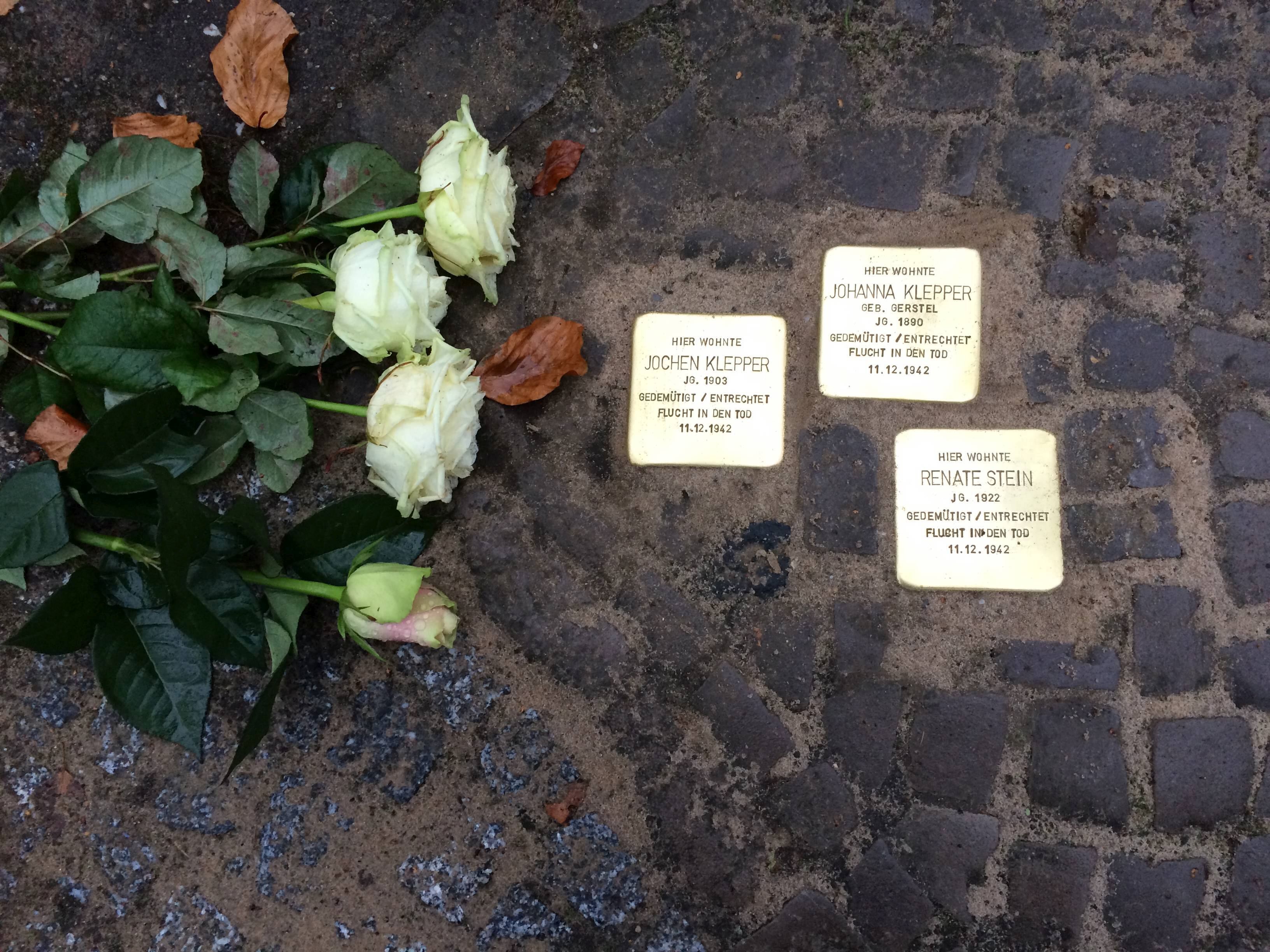 Seit dem 11. Dezember 2014 liegen „Stolpersteine“ für Jochen Klepper, Johanna Klepper und Renate Stein vor dem ehemaligen Wohnhaus der Familie in der Teutonenstraße 23 in Berlin-Nikolassee.