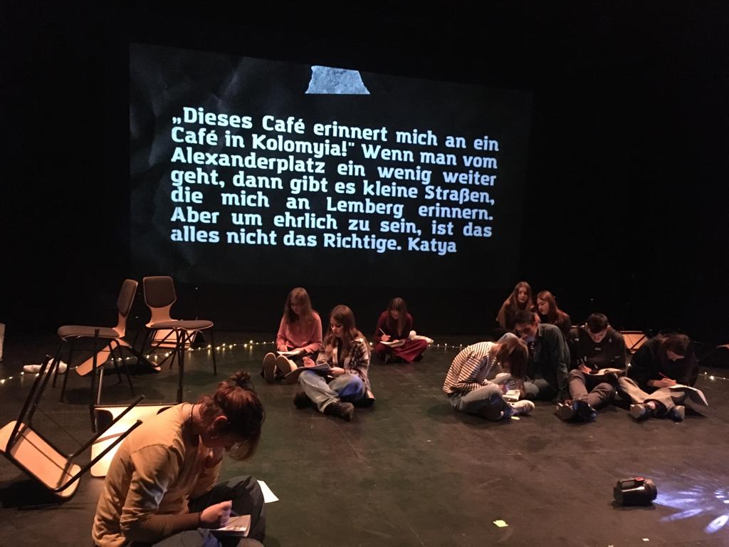 Szene aus "Linie 8 und Puidding für ALle" vom Jungen DT in Berlin