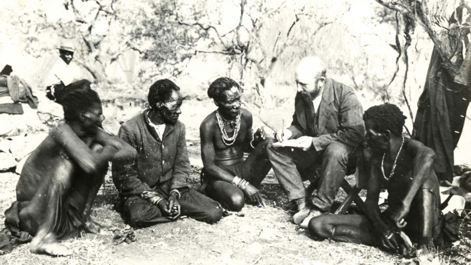 Troeltsch behauptet zurecht, dass die Mission keineswegs eine Aktivität „der Kirche“ war. Unser Foto zeigt Missionar Vedder beim Unterricht in Namibia.