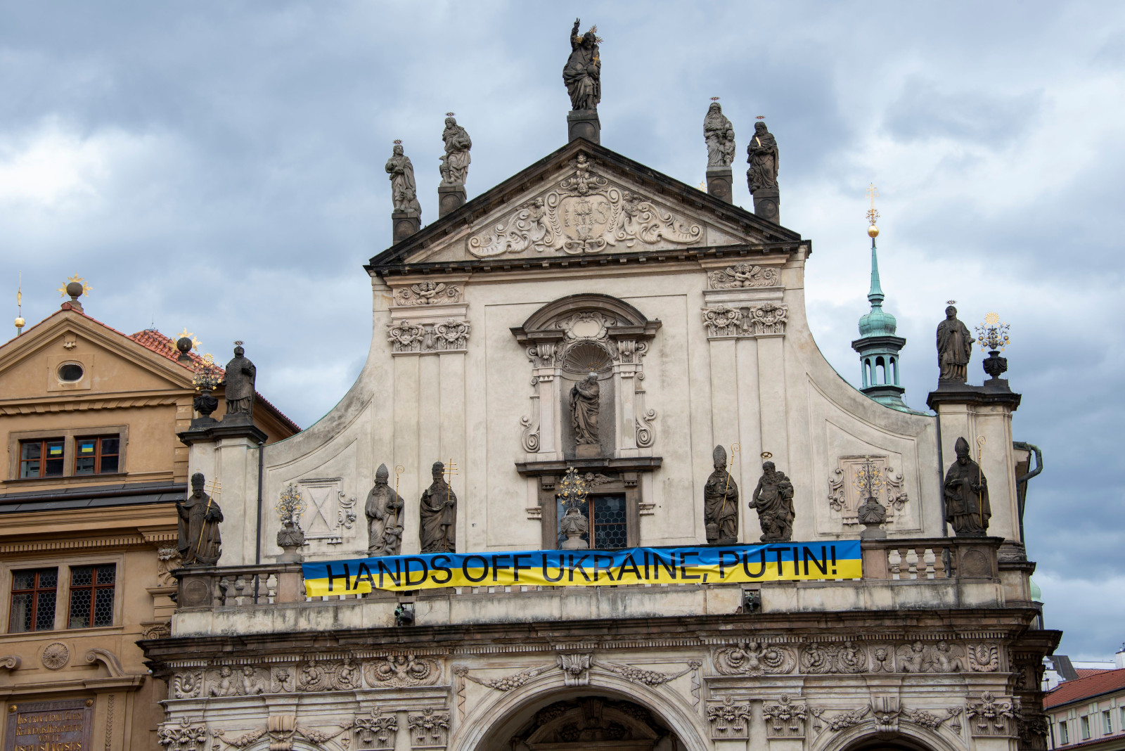 Transparent an der Salvatorkirche in Prag/Tschechien (Foto: 6. April 2022). 
