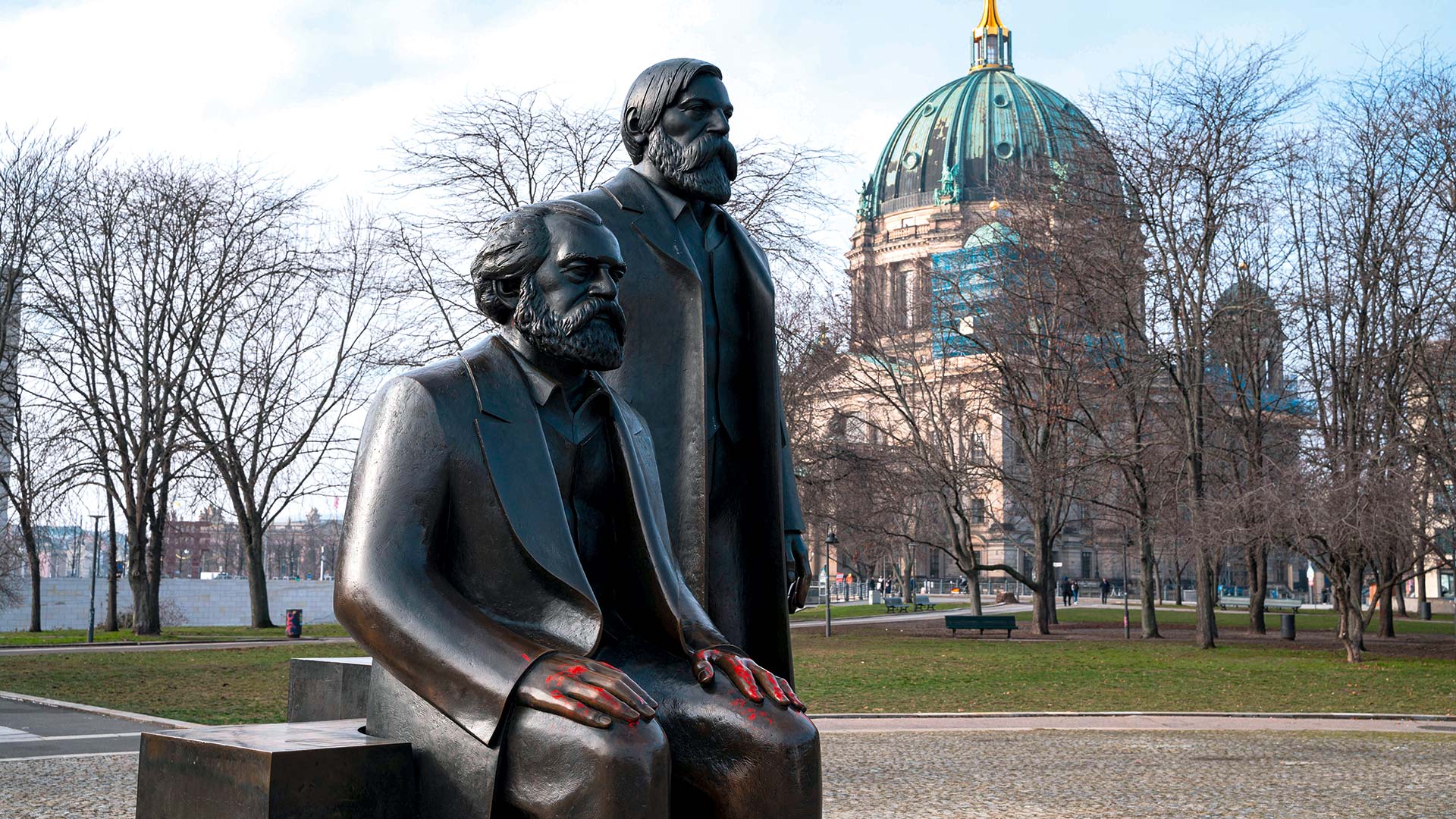 „Unverhältnis zur Arbeiterbewegung“: Marx und Engels nahe am Berliner Dom.