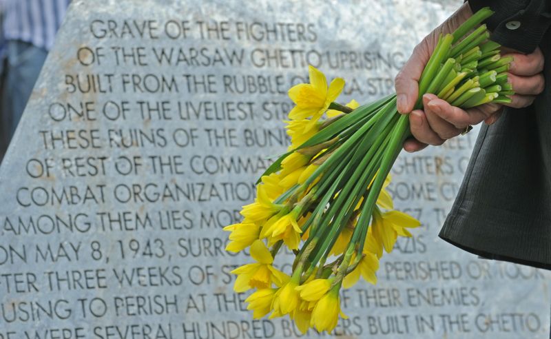 Blumen am Denkmal für die Opfer des Warschauer Ghettoaufaustands. 