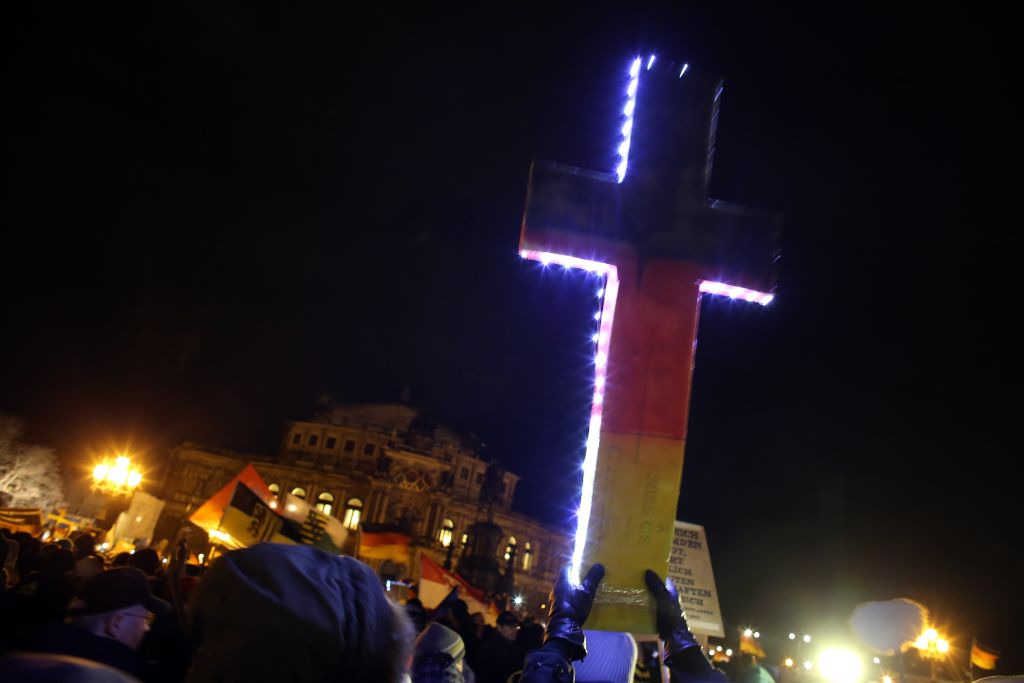 Kreuz in Bundesfarben bei PEGIDA-Demo