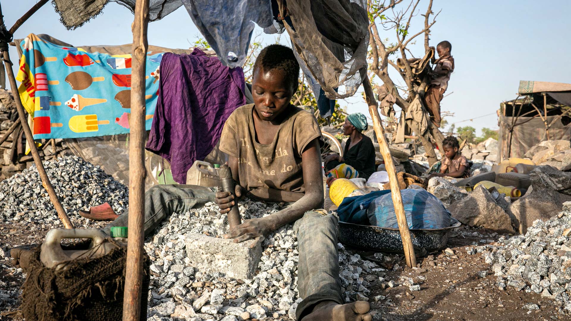 Der zwölfjährige Somaila arbeitet jeden Tag von sieben Uhr morgens bis zum Nachmittag in der Mine. Bis vor zwei Jahren ging er noch zur Schule, dann fehlte der Familie das Geld, das er nun verdient.