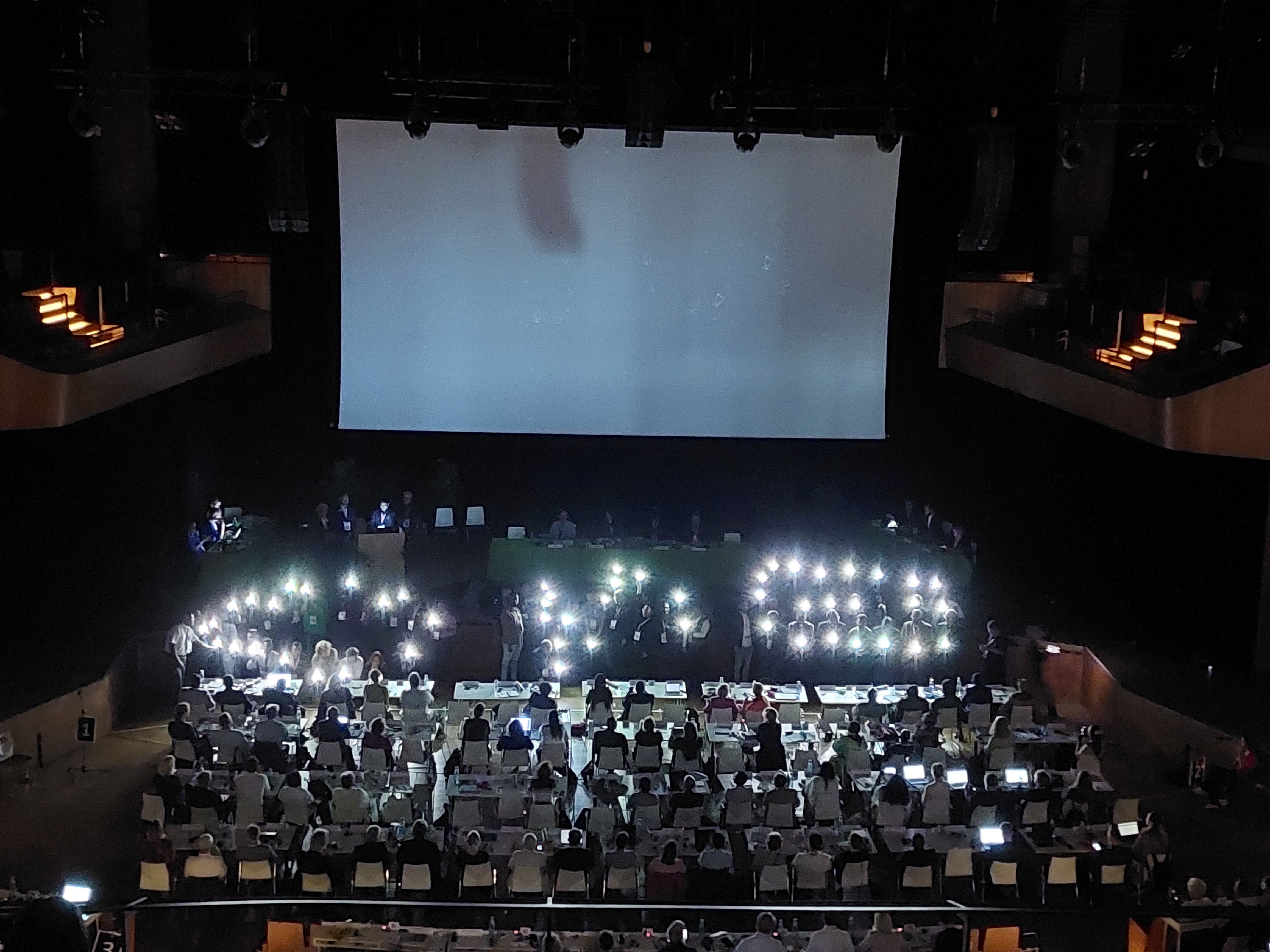 Taschenlampen formieren das Wort "One" auf der Bühne der LWB-Vollversammung