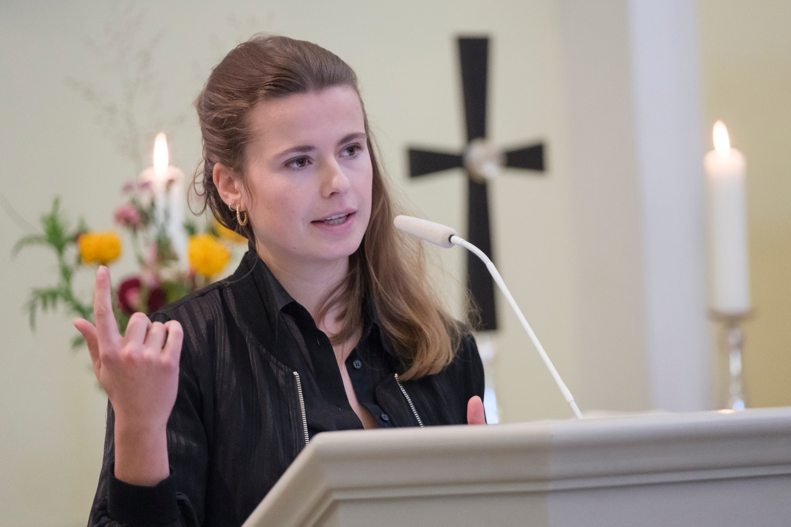 Klimaaktivistin Luisa Neubauer bei Ihrer Dankesrede anlässlich der Verleihung des Ökumenischen Predigtpreises für ihr Lebenswerk am 16. Oktober 2023 in der Bonner Schlosskirche.