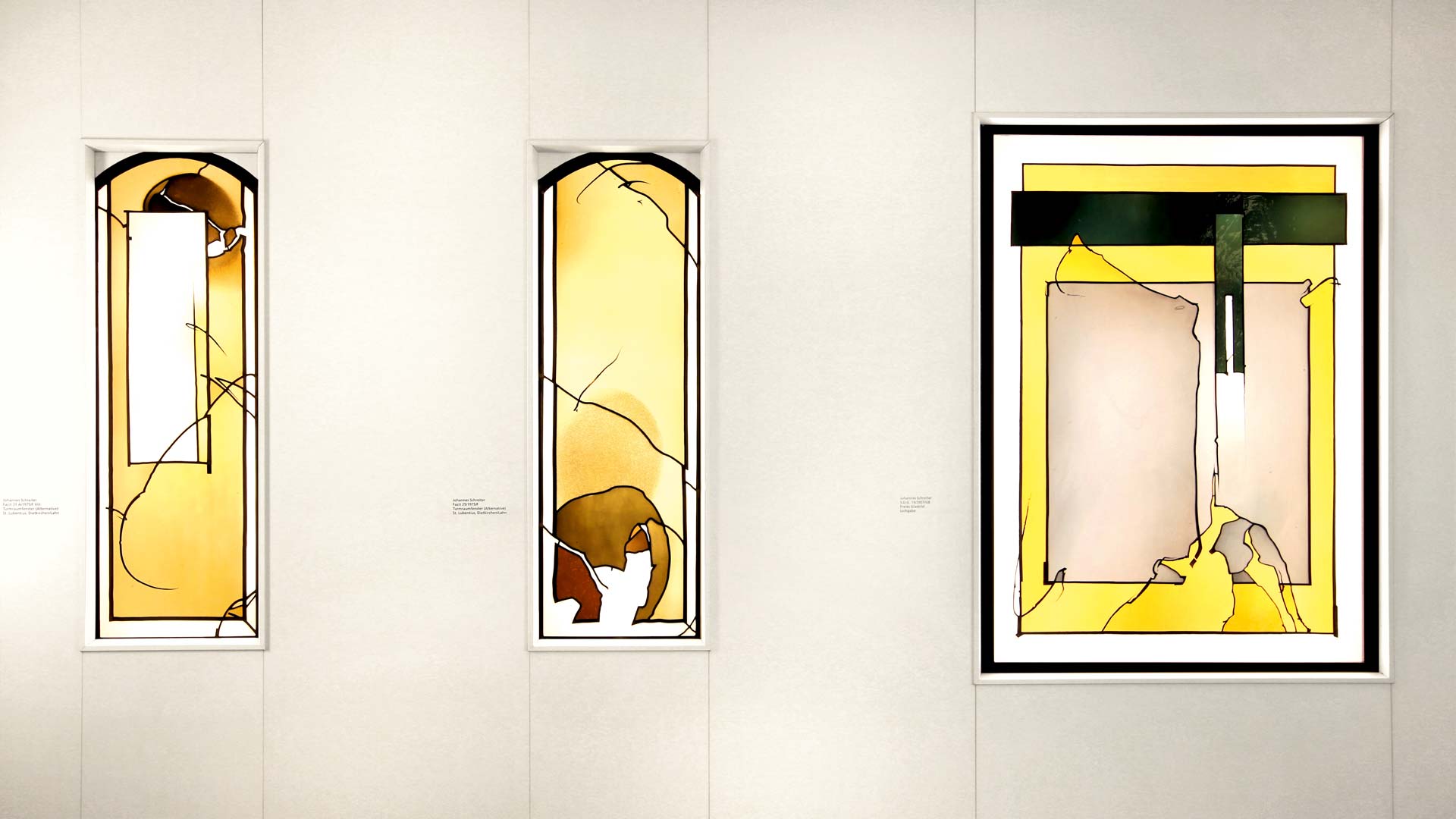 Fenster des Glaskünstlers Johannes Schreiter in einer Ausstellung im Galerieraum der Neuen Stadthalle im hessischen Langen (2020).