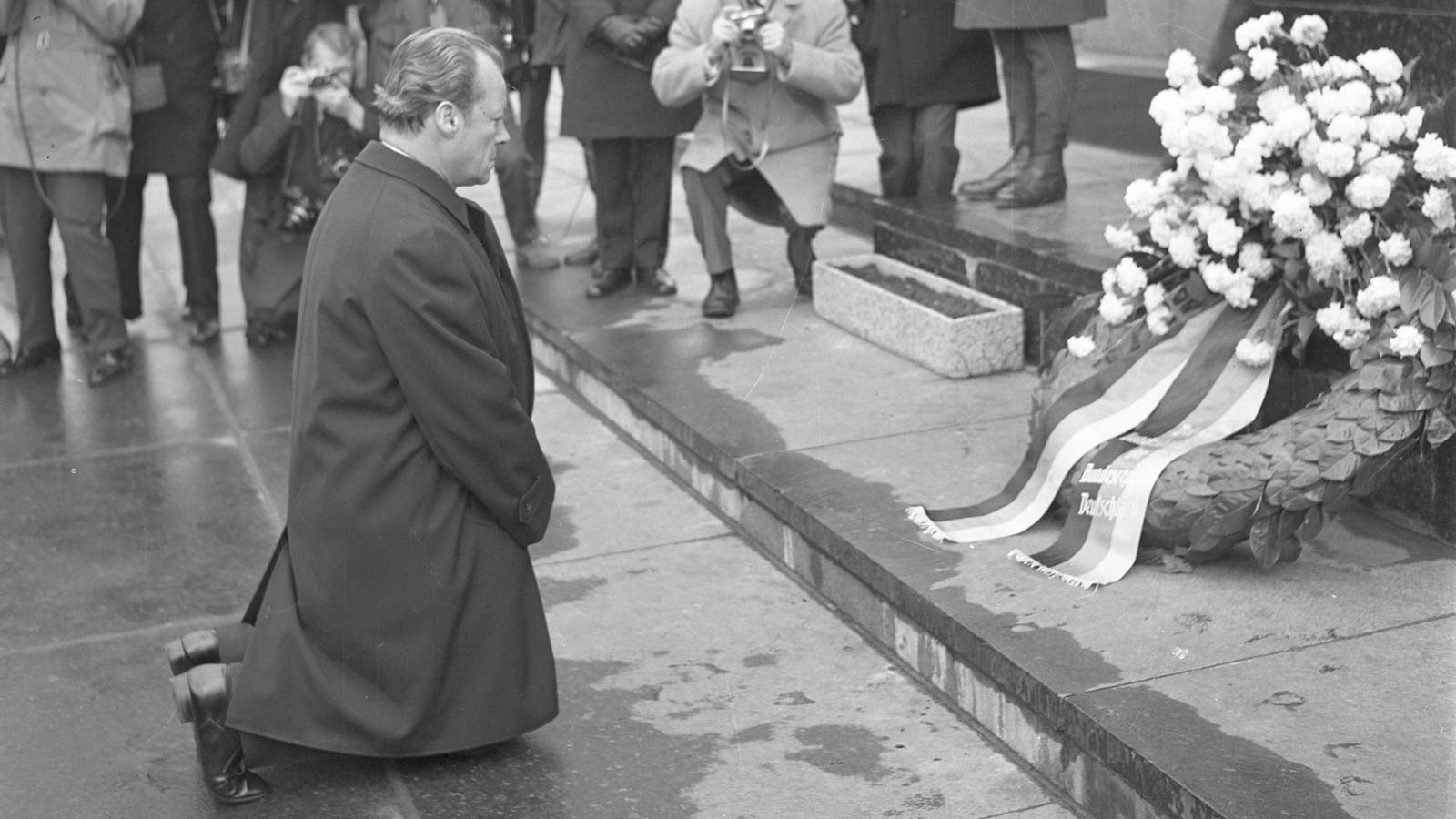 Willy Brandts historischer Kniefall am Denkmal für die Opfer des jüdischen Ghettos in Warschau am 7. Dezember 1970.