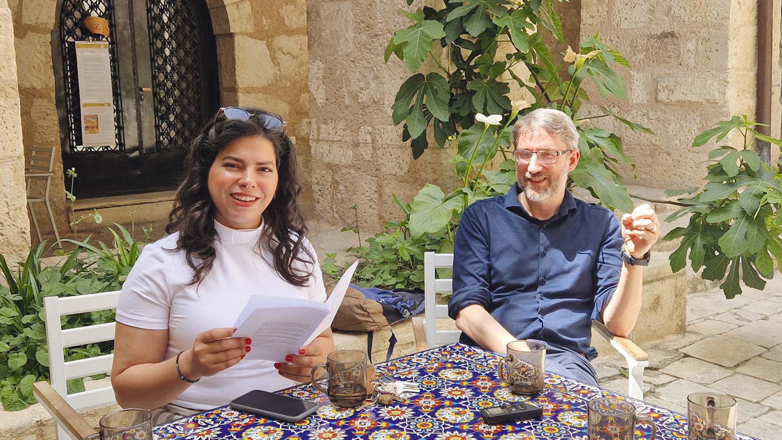 Sally Azar, Vorsitzende des palästinensischen WGT-Komitees, mit Simon Kuntze vom Berliner Missionswerk, der gemeinsam mit Meike Waechter die Reise organisiert hat.