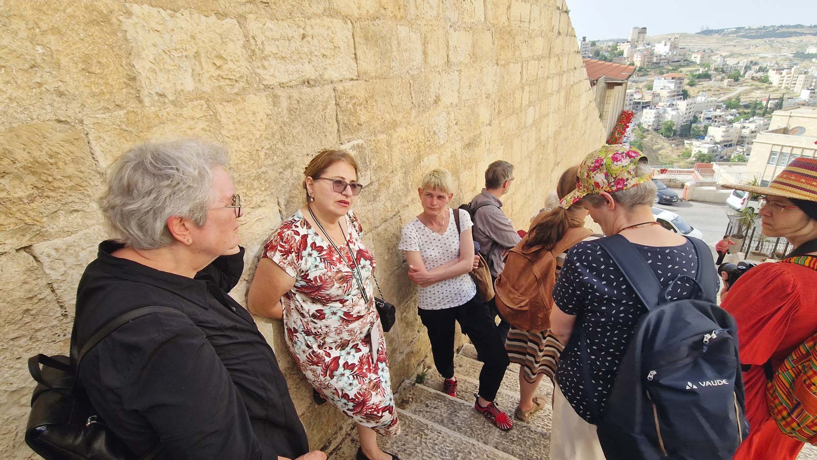 Faten Mukarker führt Besucherinnen durch Bethlehem.
